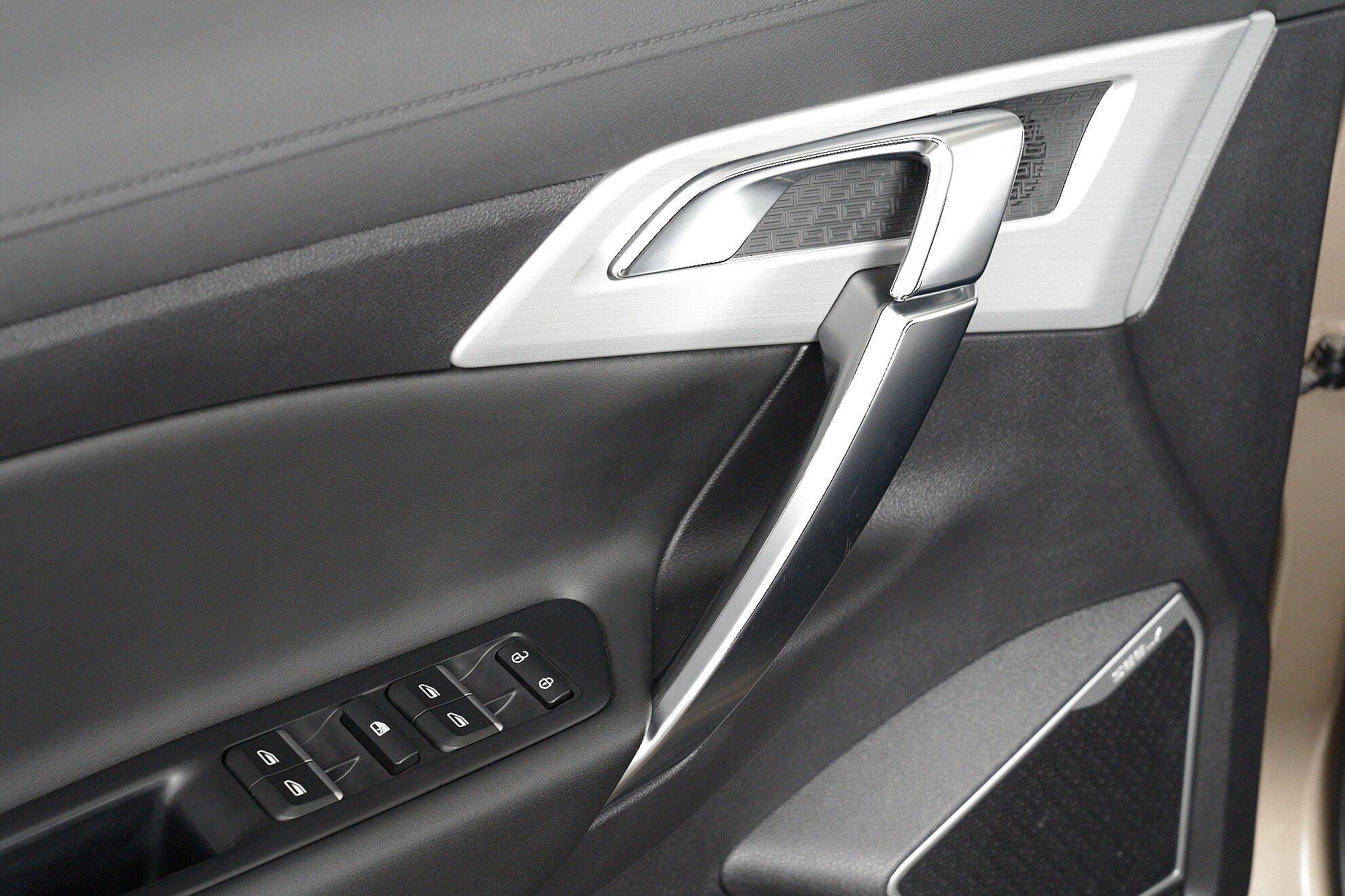Geely Atlas 2019, бежевый