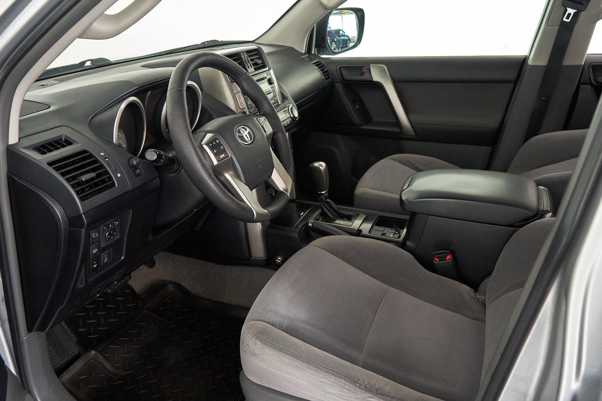Toyota Land Cruiser Prado 2010, серебряный