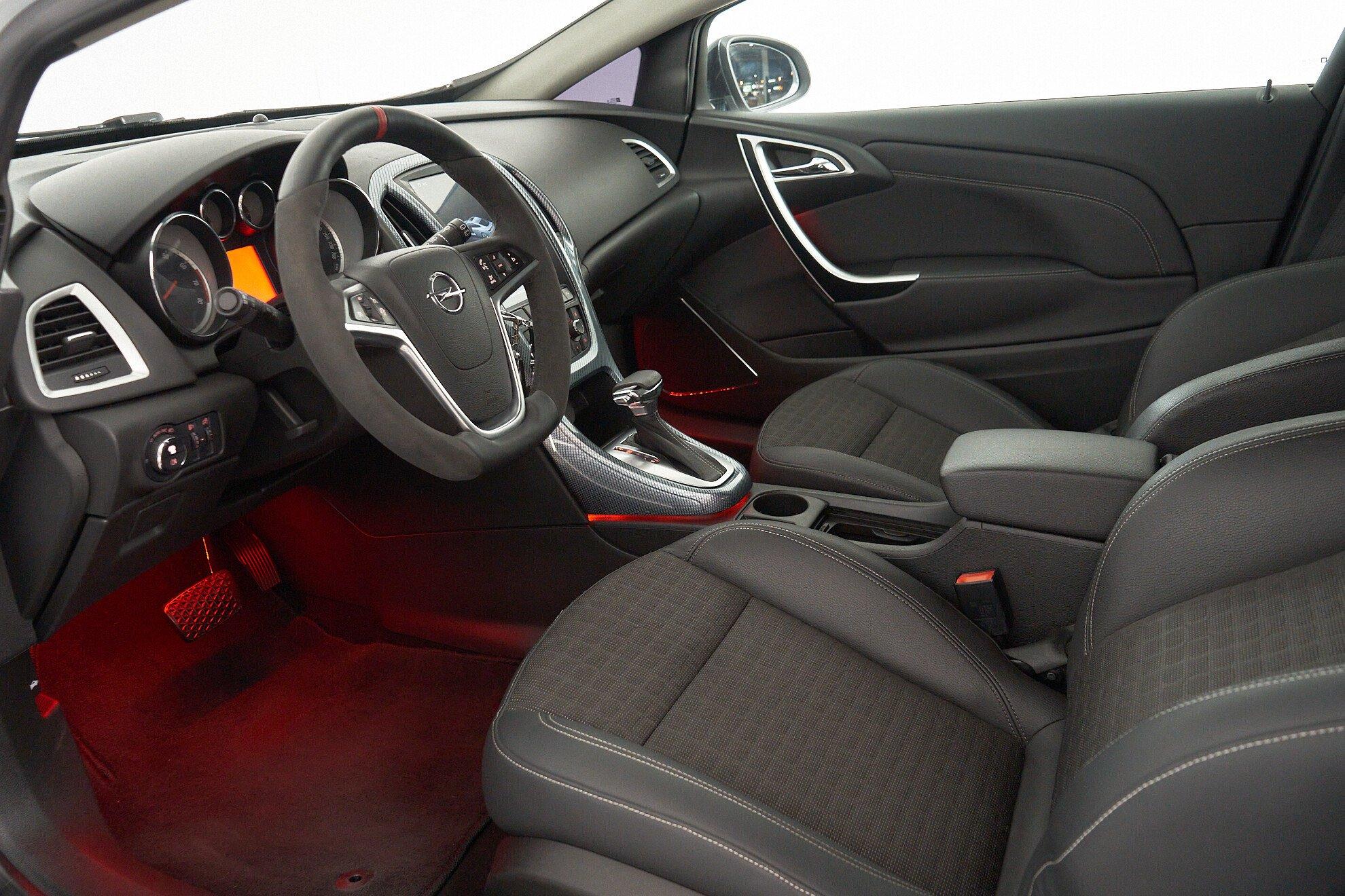 Opel Astra 2013, белый