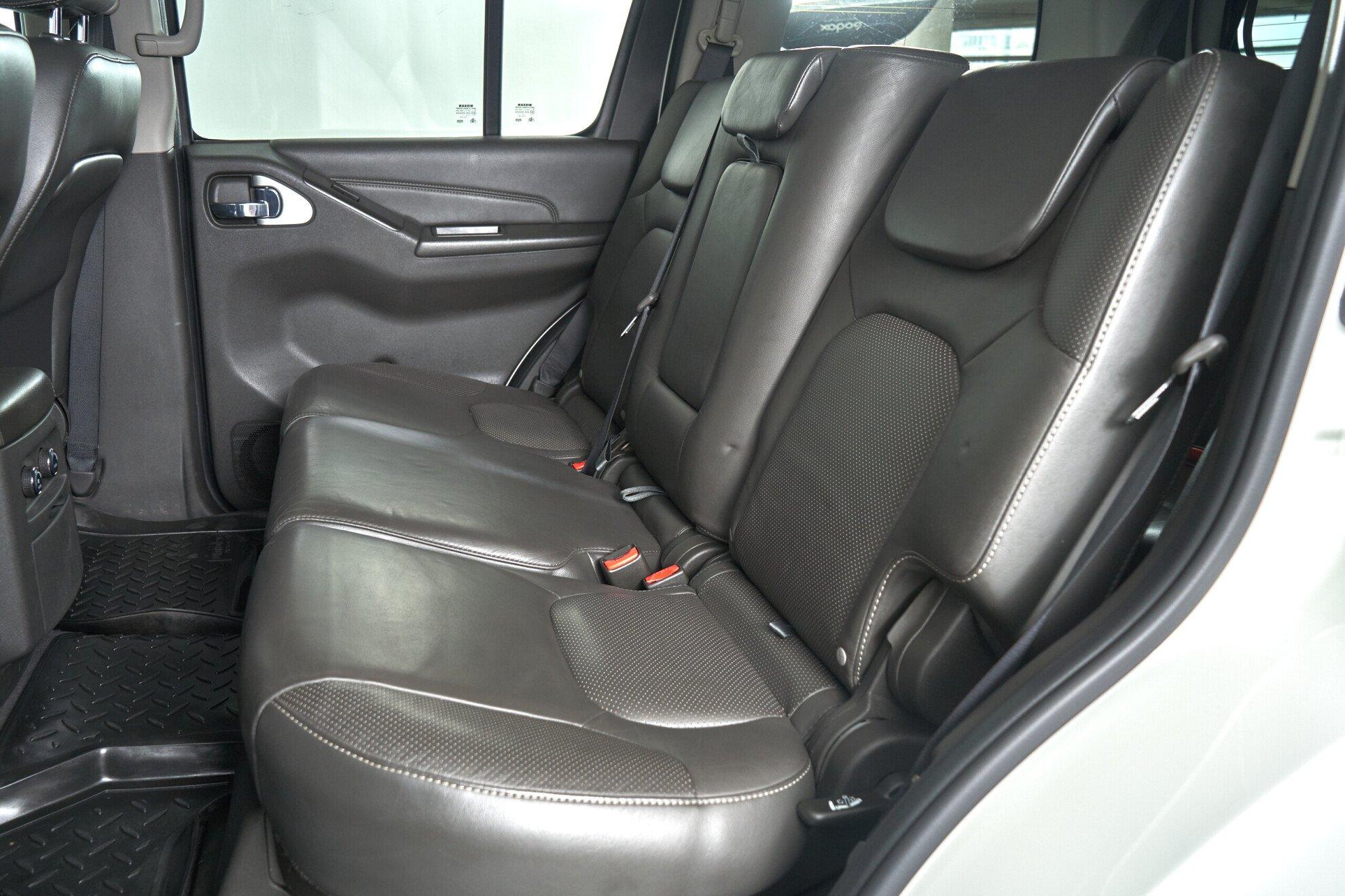 Nissan Pathfinder 2011, белый