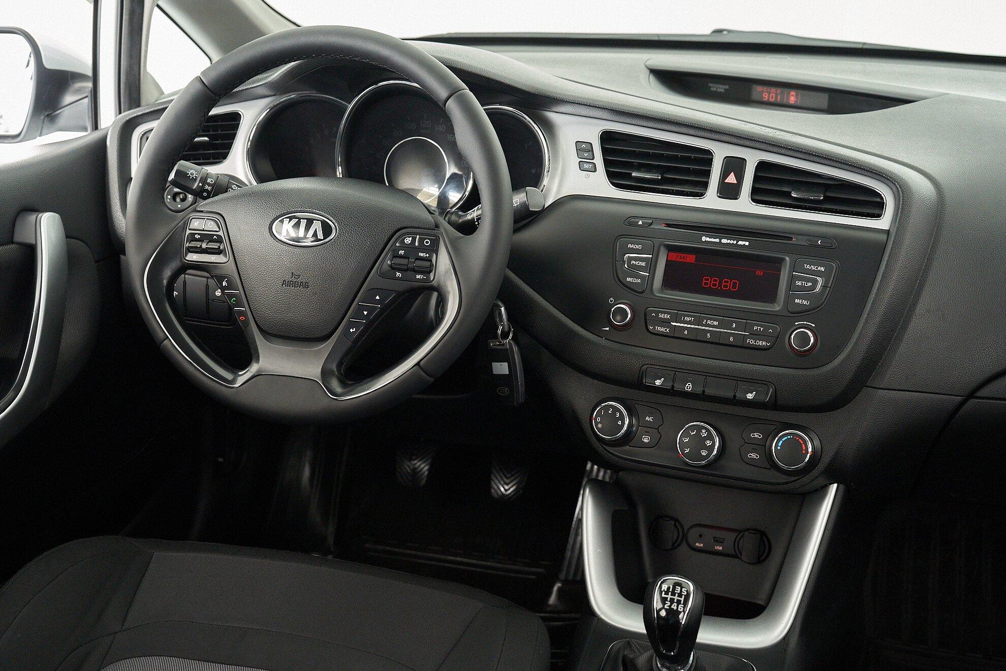 Kia Ceed 2015, белый