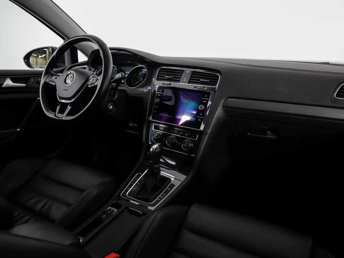 Volkswagen Golf 2018, серый