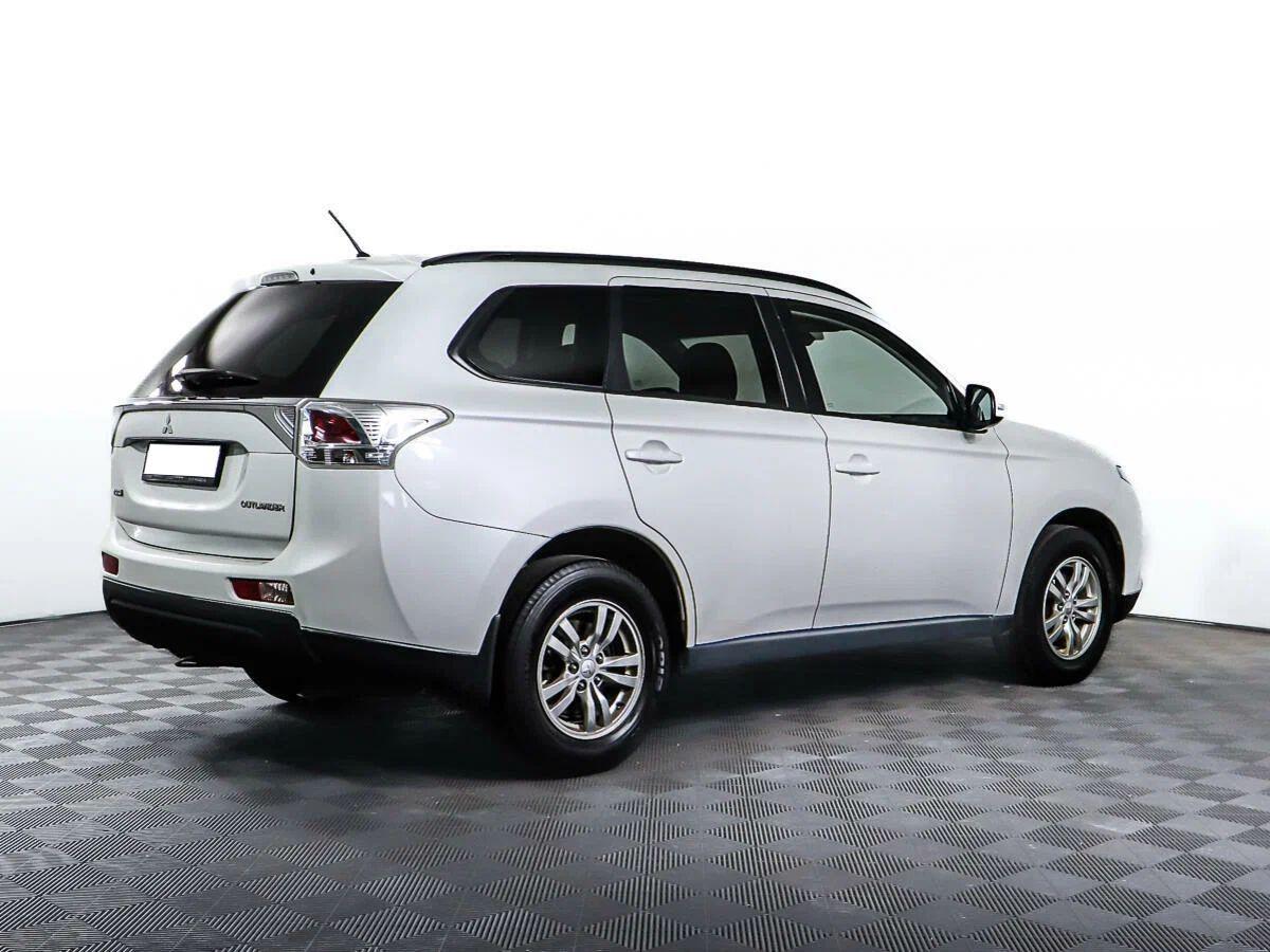 Mitsubishi Outlander 2013, белый