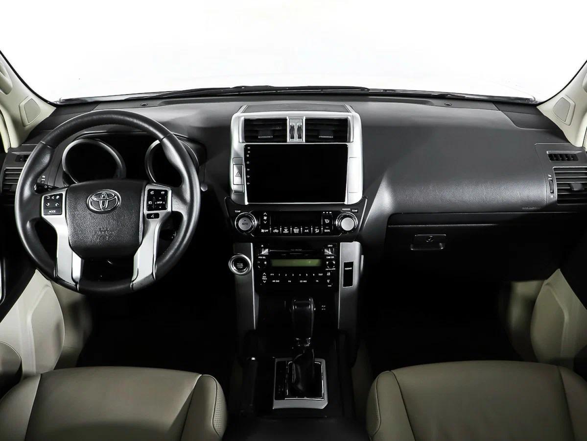Toyota Land Cruiser Prado 2010, белый