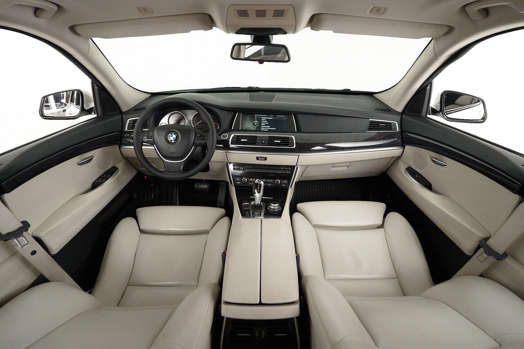 BMW 5 серии 2012, белый