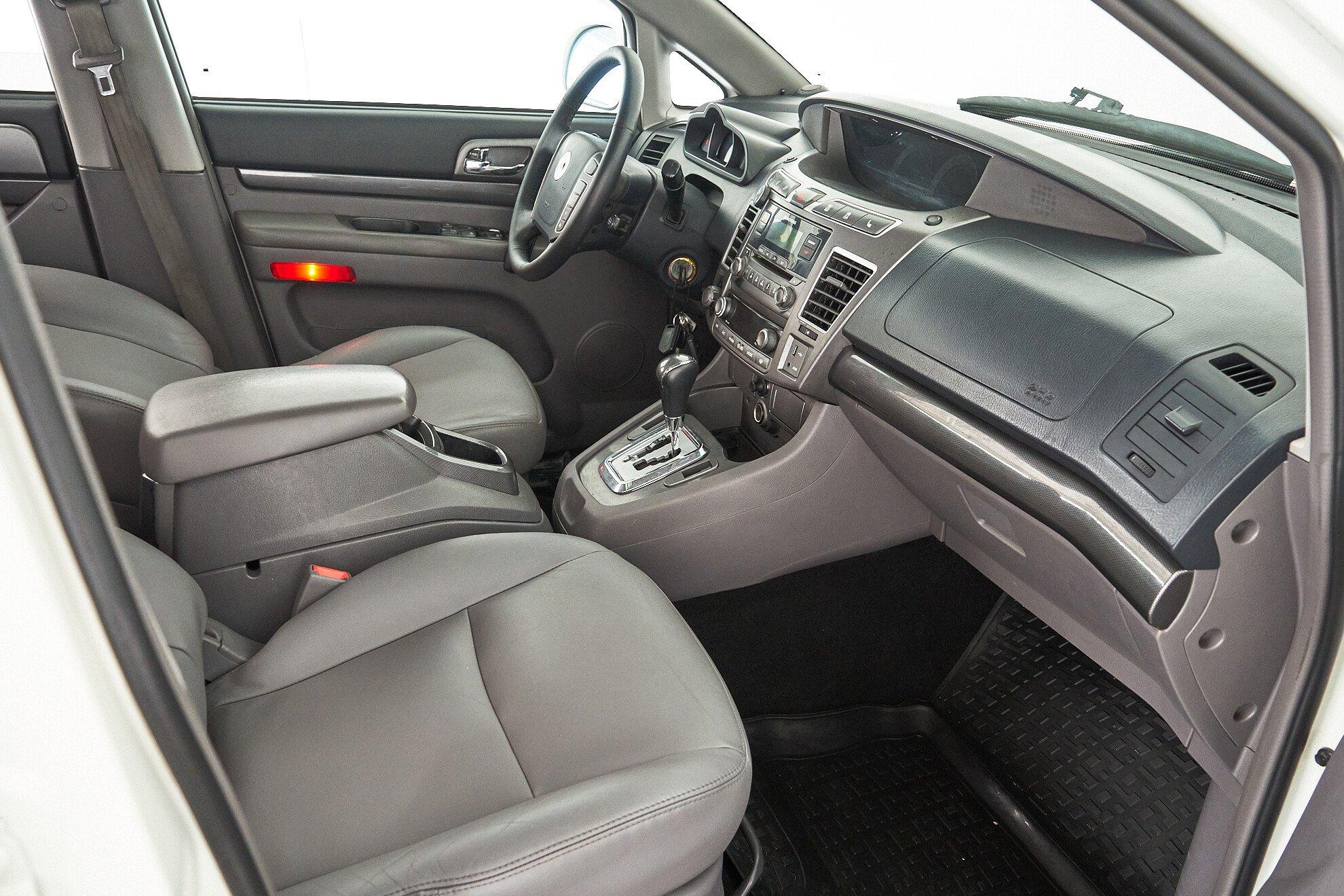 SsangYong Stavic 2014, белый