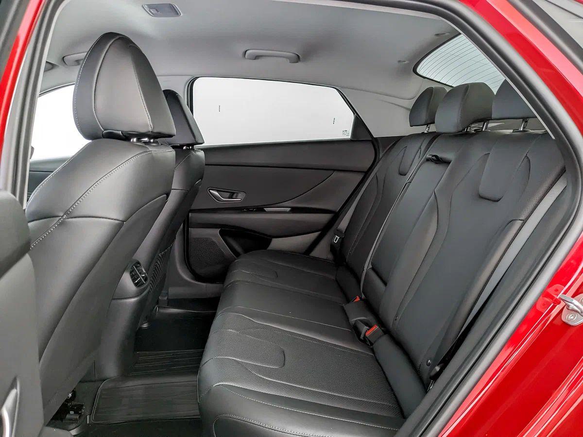 Hyundai Elantra 2022, красный