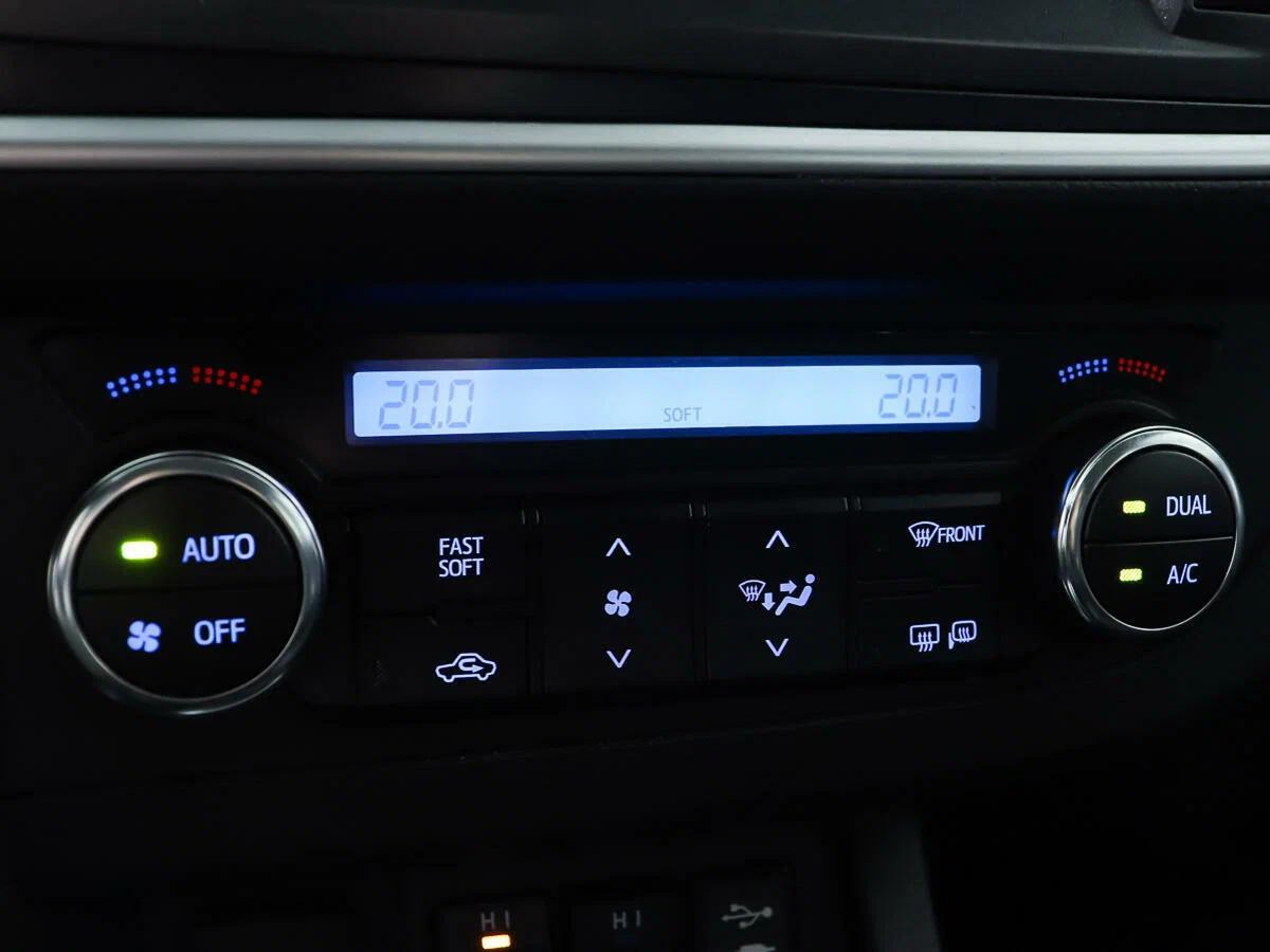 Toyota Auris 2014, серебряный