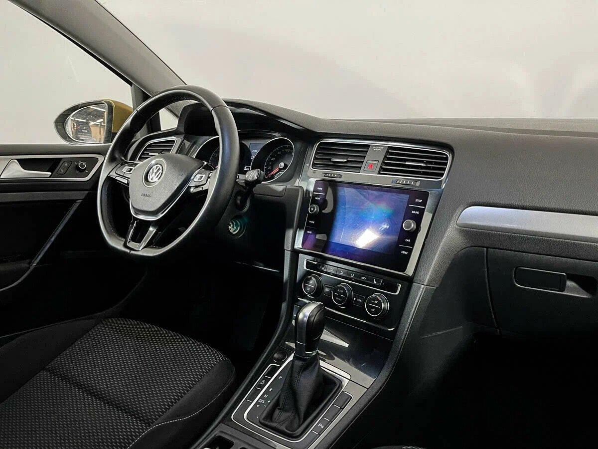 Volkswagen Golf 2018, желтый