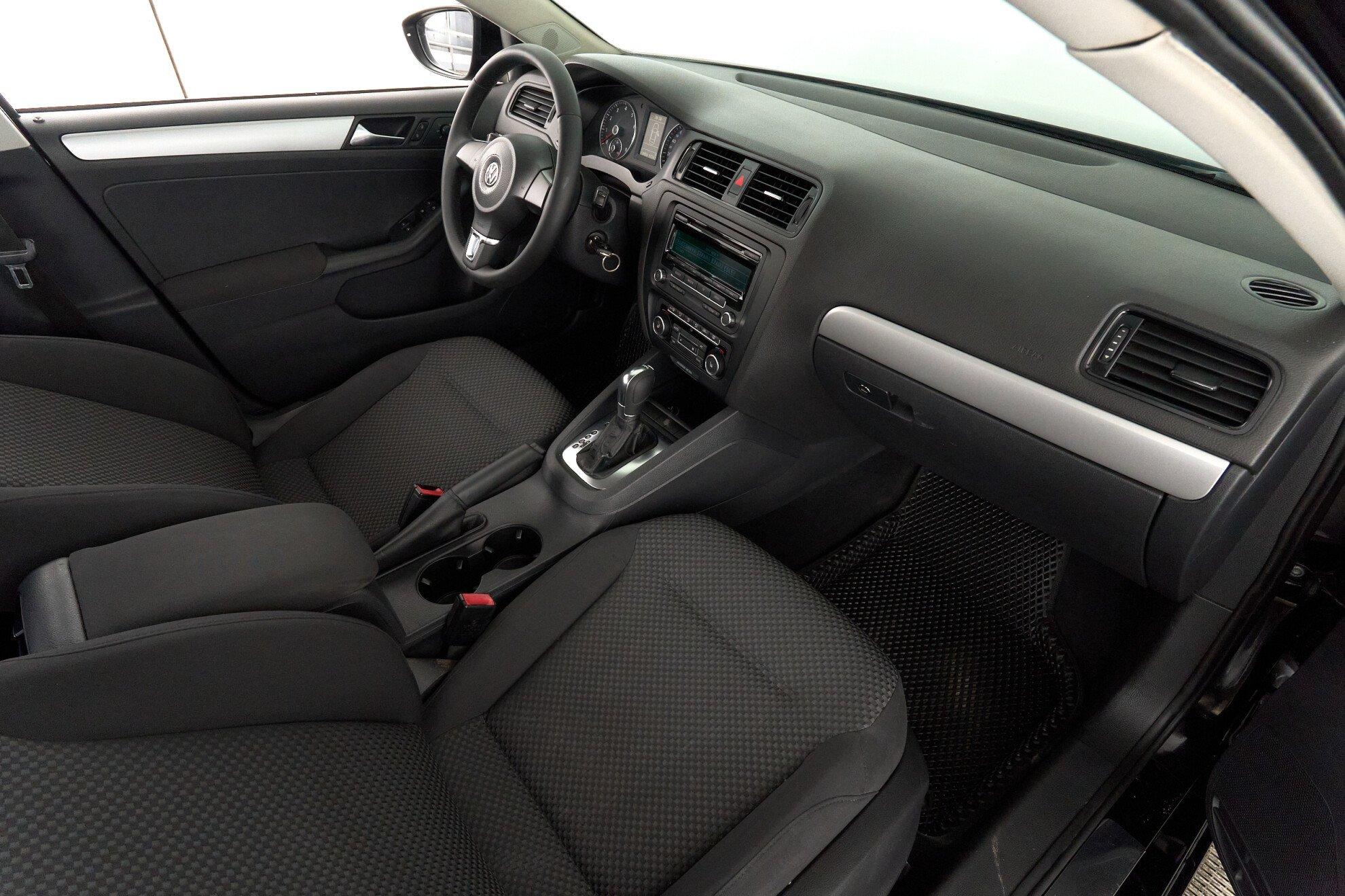 Volkswagen Jetta 2012, черный