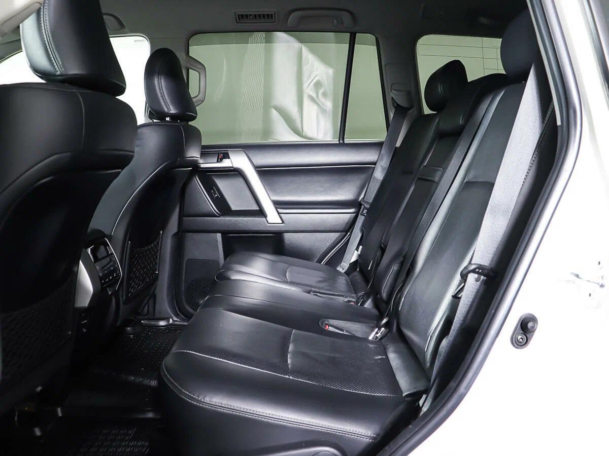 Toyota Land Cruiser Prado 2023, белый