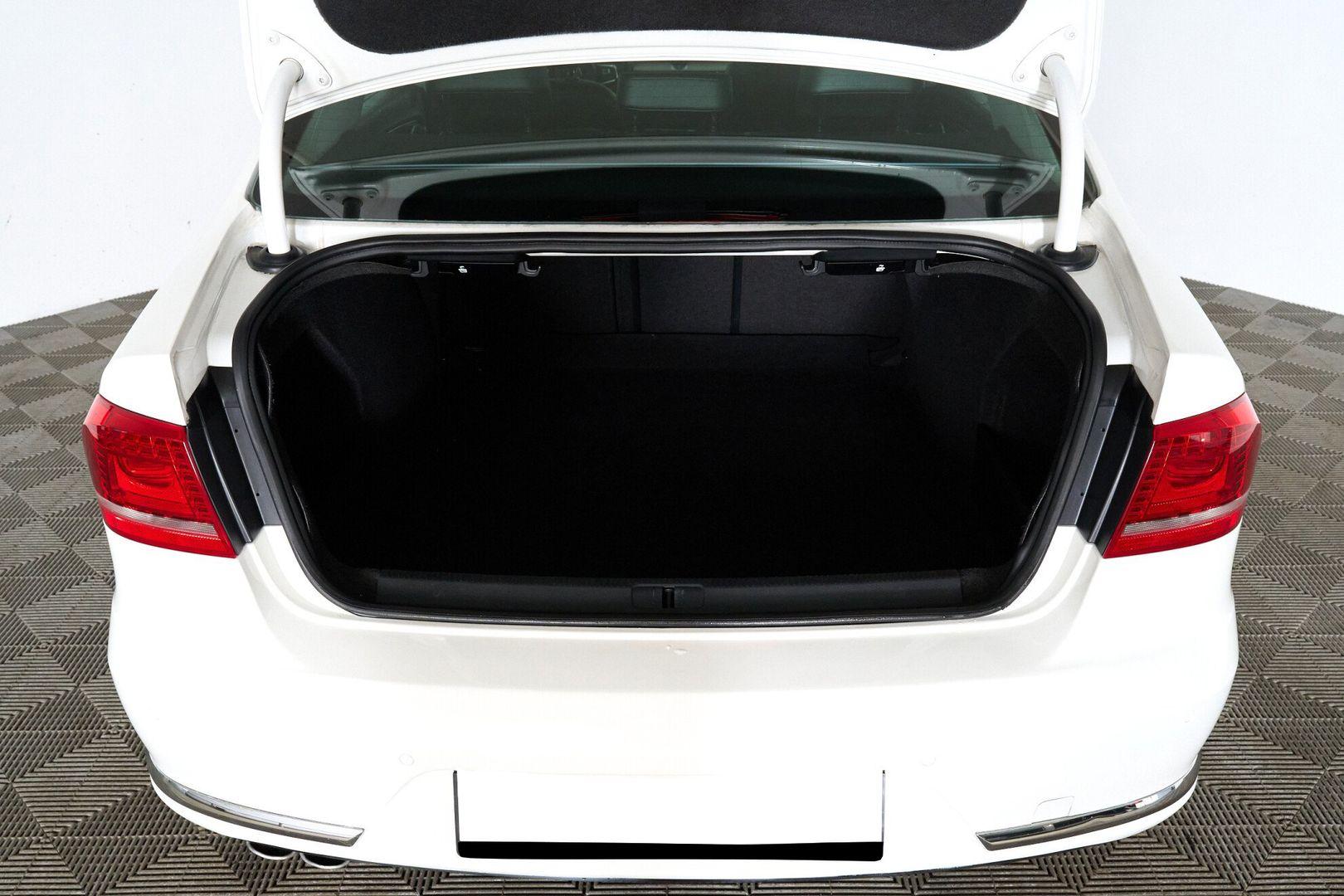 Volkswagen Passat 2011, белый