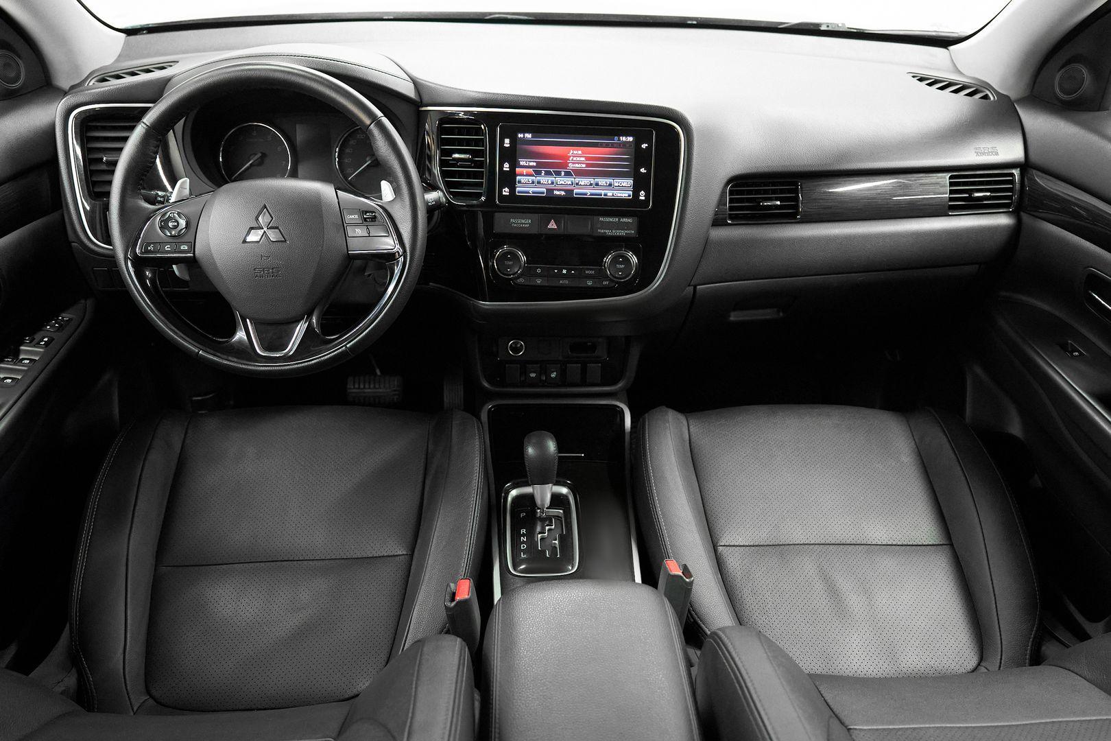 Mitsubishi Outlander 2018, серый