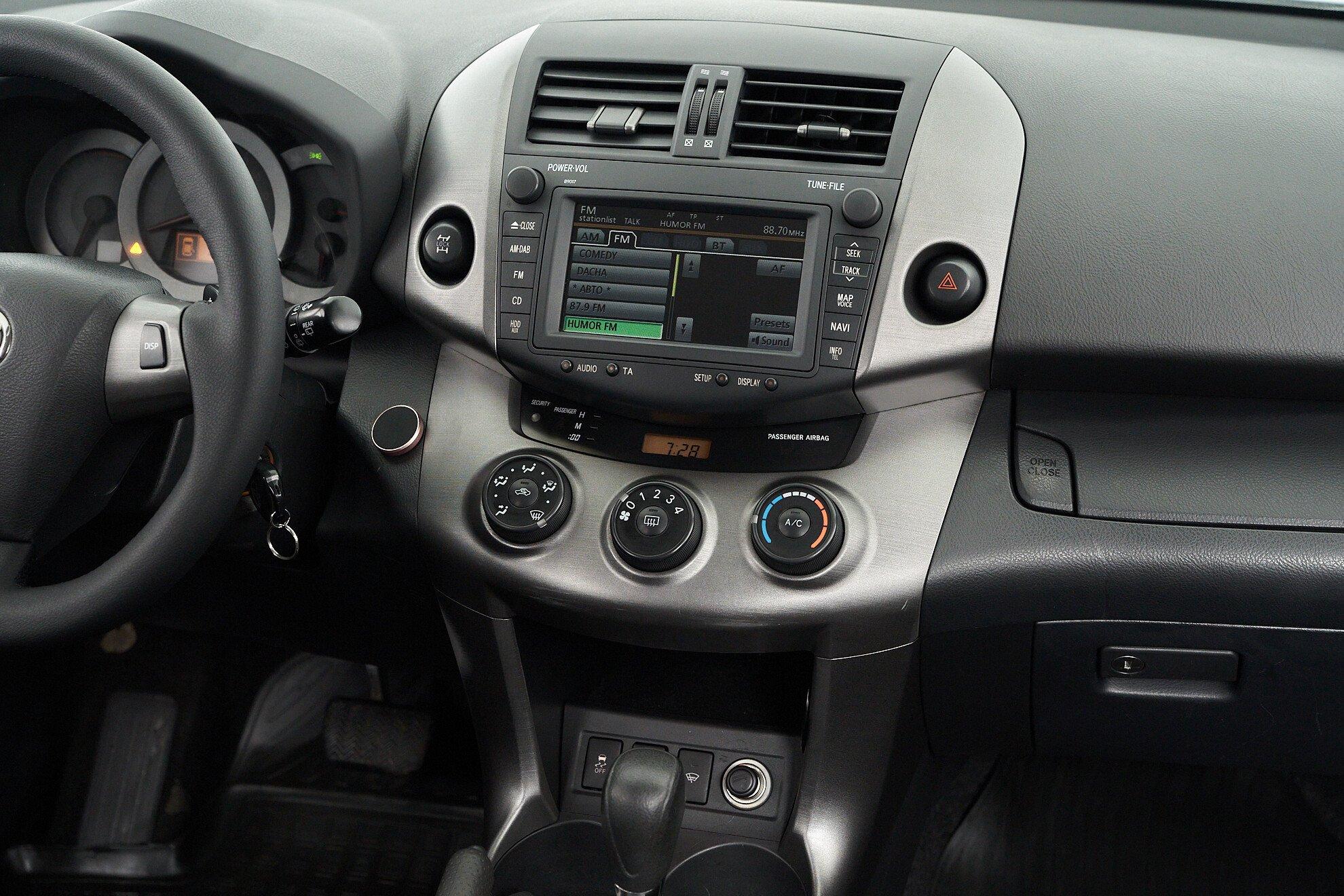 Toyota RAV4 2012, белый