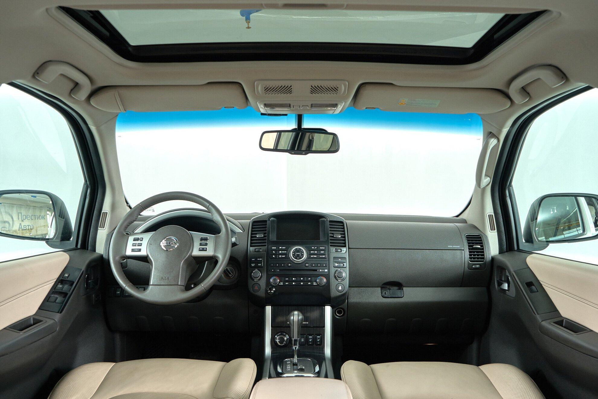 Nissan Pathfinder 2012, белый