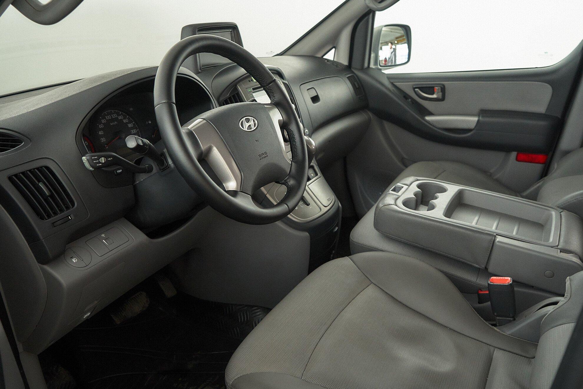 Hyundai Grand Starex 2012, серебряный