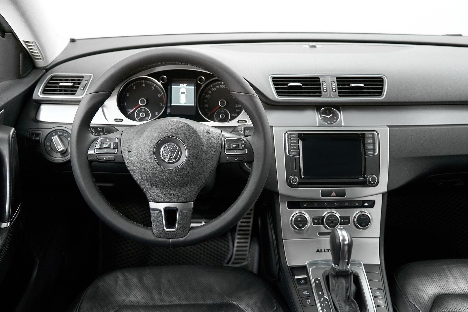 Volkswagen Passat 2012, серебряный