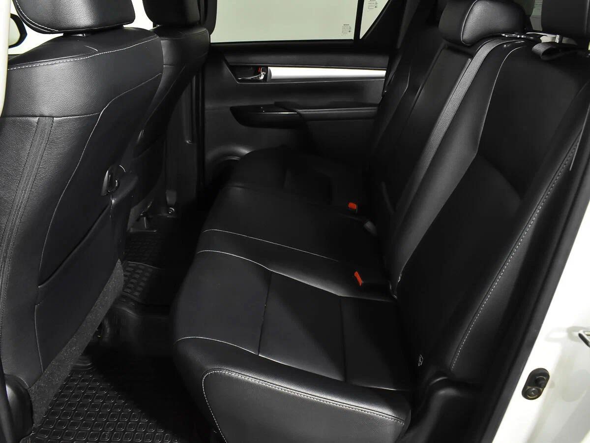 Toyota Hilux 2020, белый