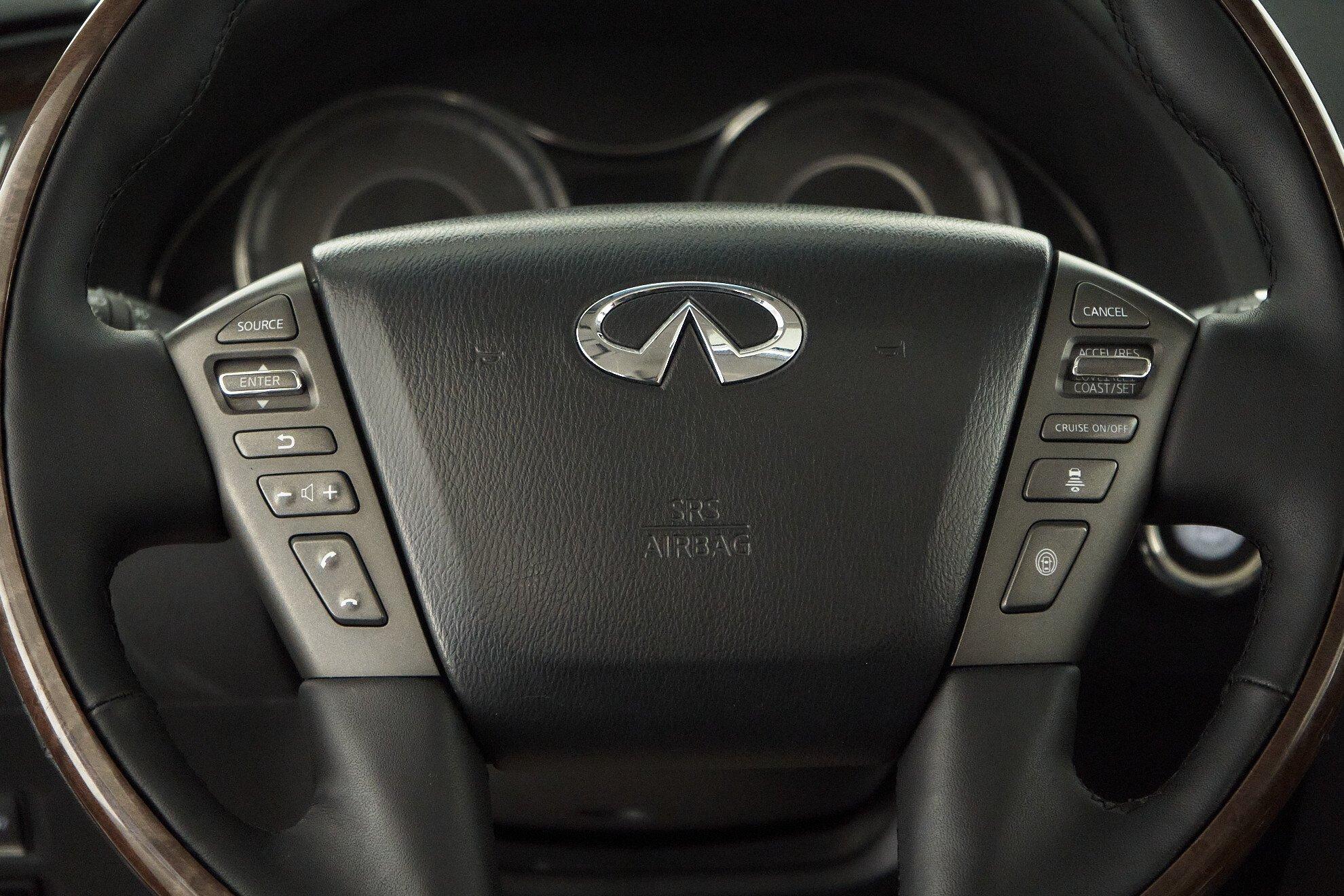 Infiniti QX56 2011, белый