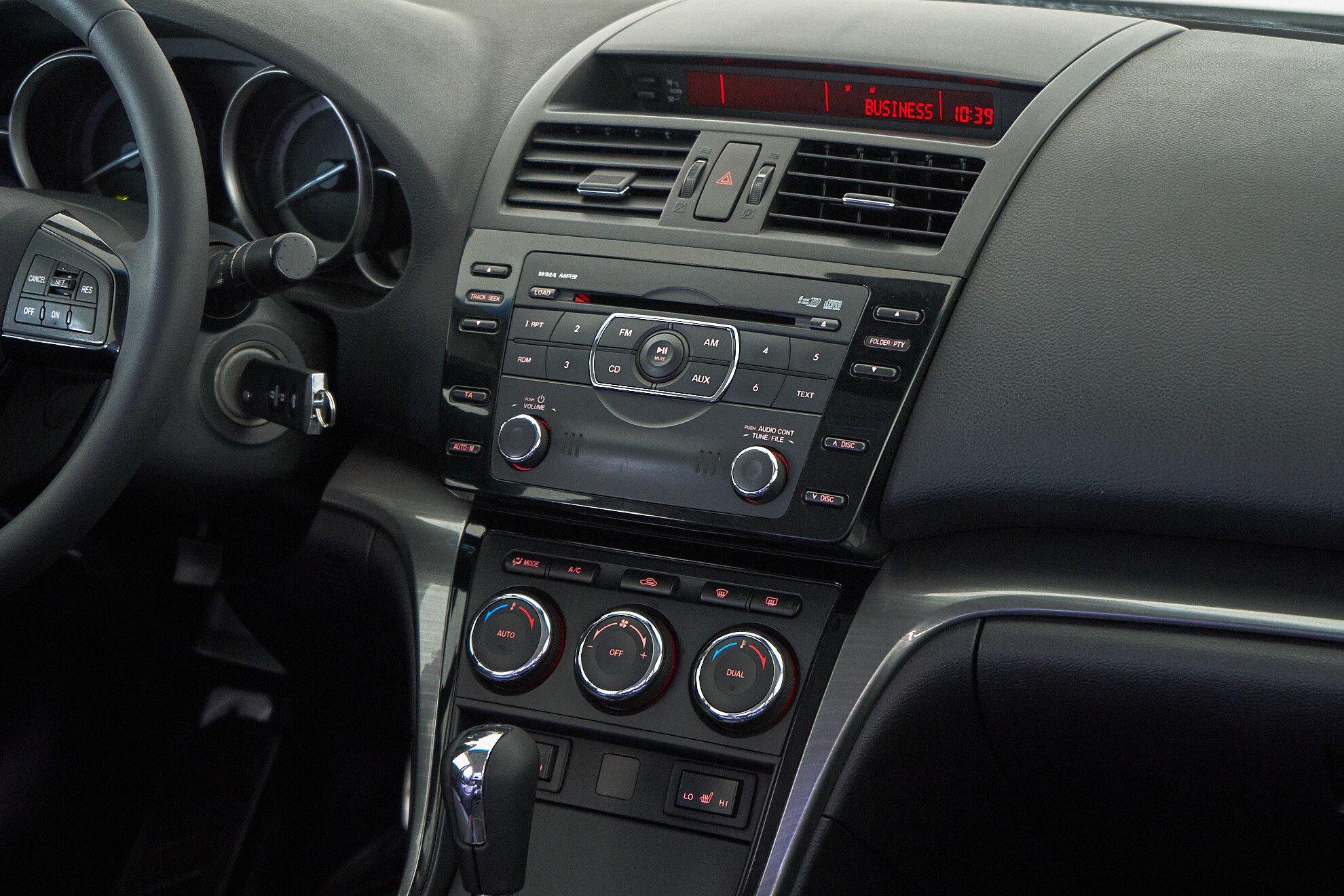 Mazda 6 2010, белый
