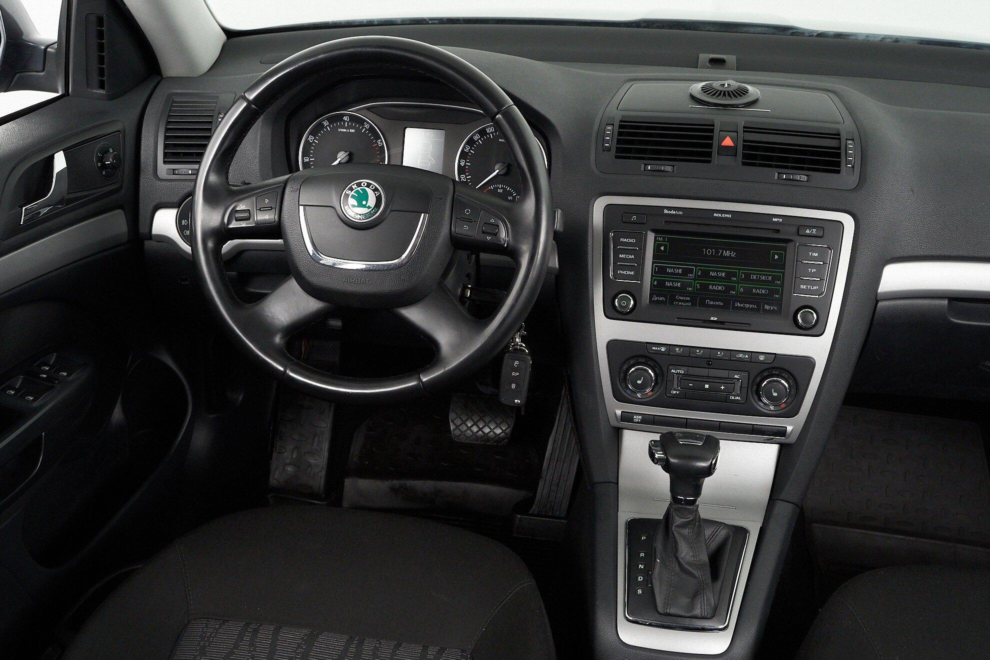 Skoda Octavia 2012, серый