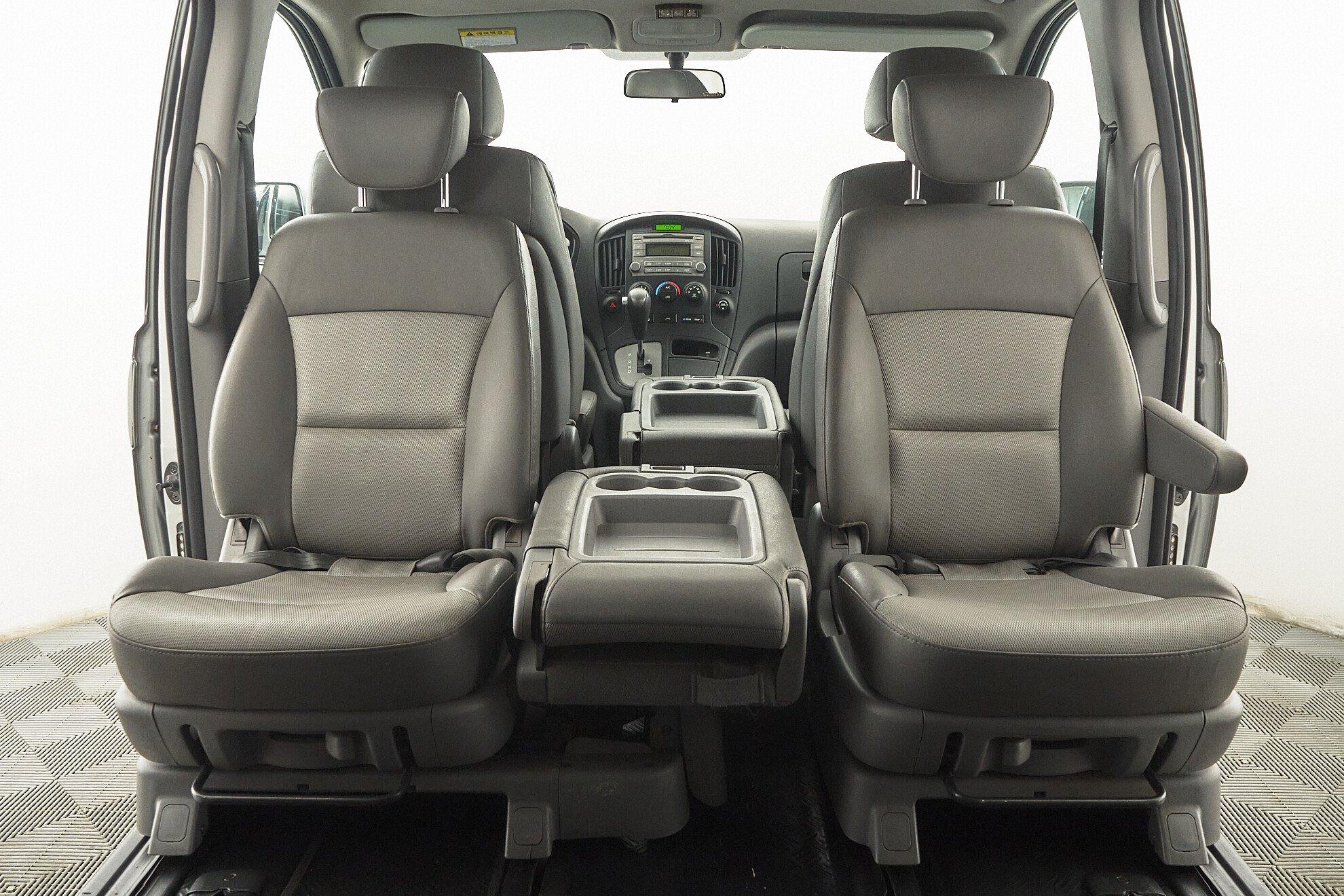Hyundai Grand Starex 2010, серебряный