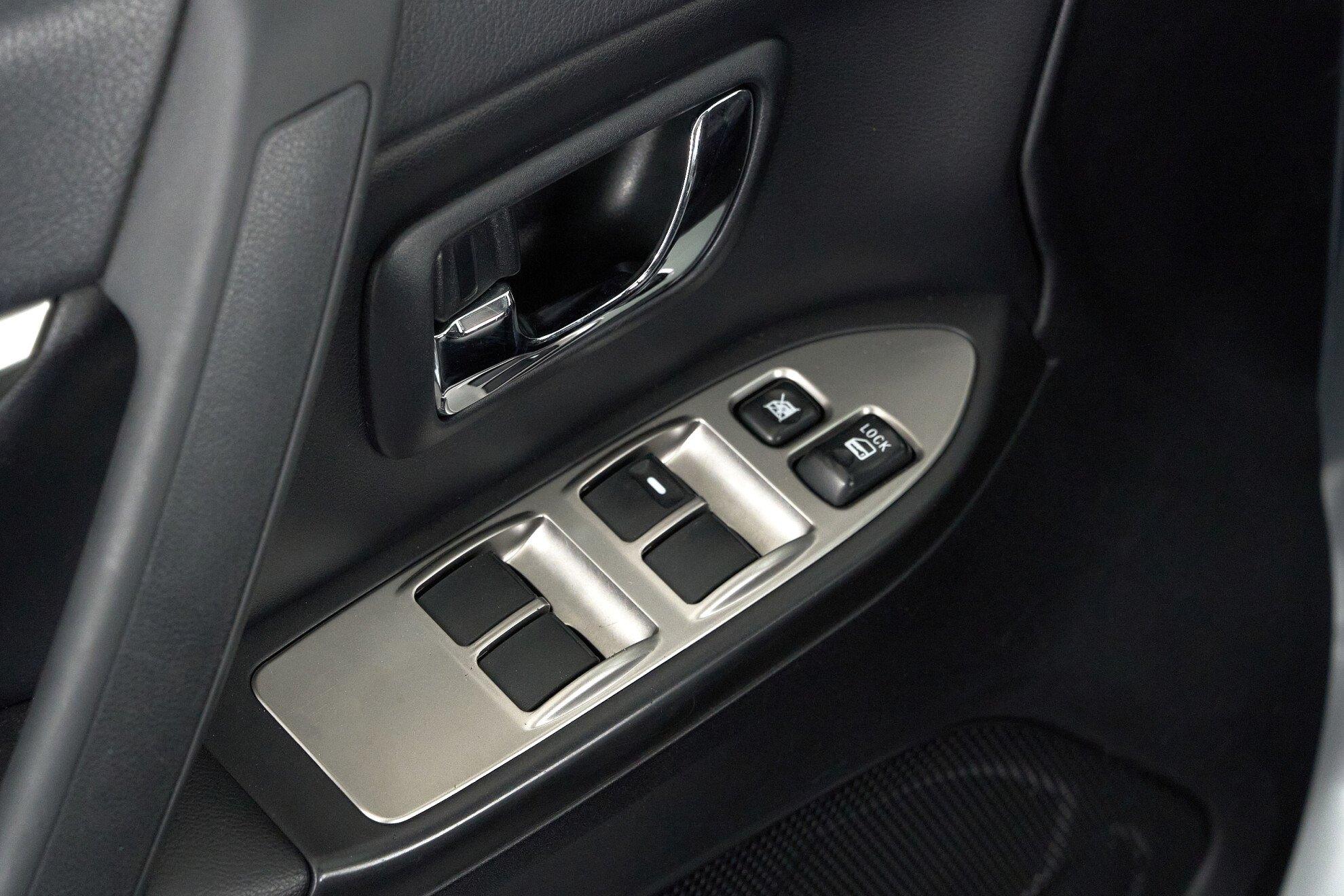 Mitsubishi Pajero 2010, серебряный