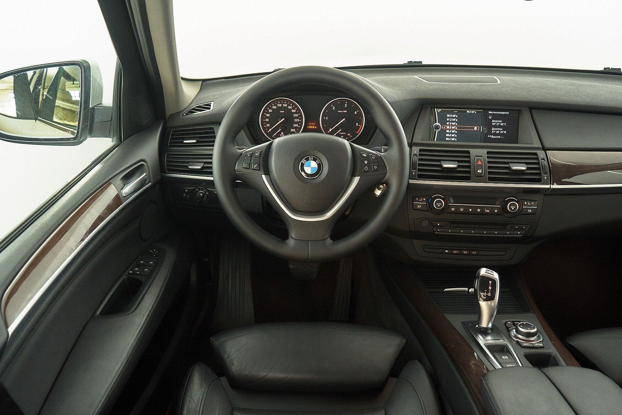 BMW X5 2011, белый