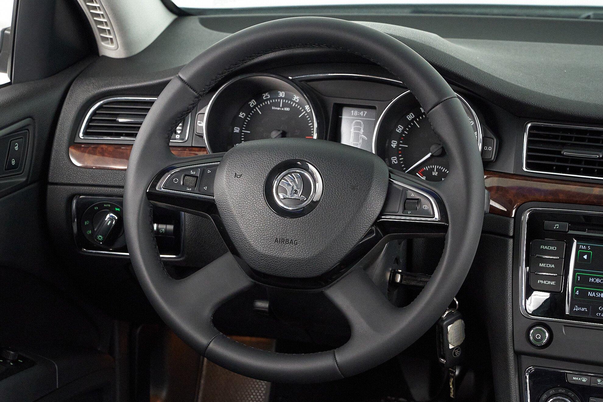 Skoda Superb 2013, серебряный