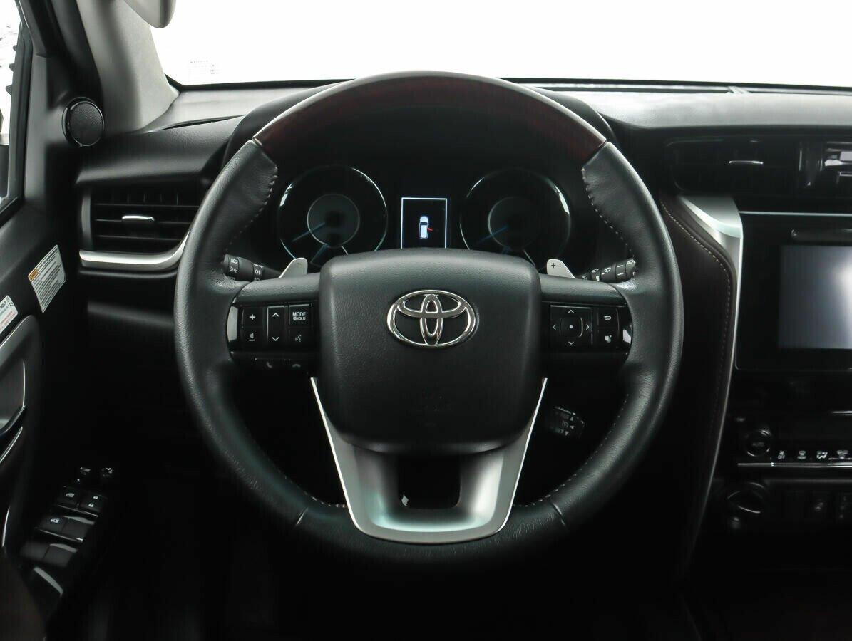 Toyota Fortuner 2020, черный