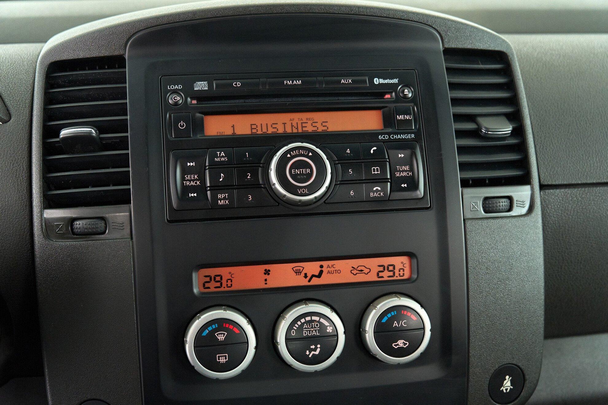 Nissan Pathfinder 2011, белый