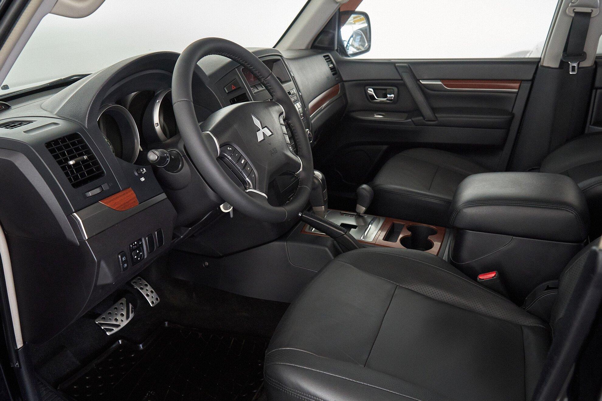 Mitsubishi Pajero 2007, черный