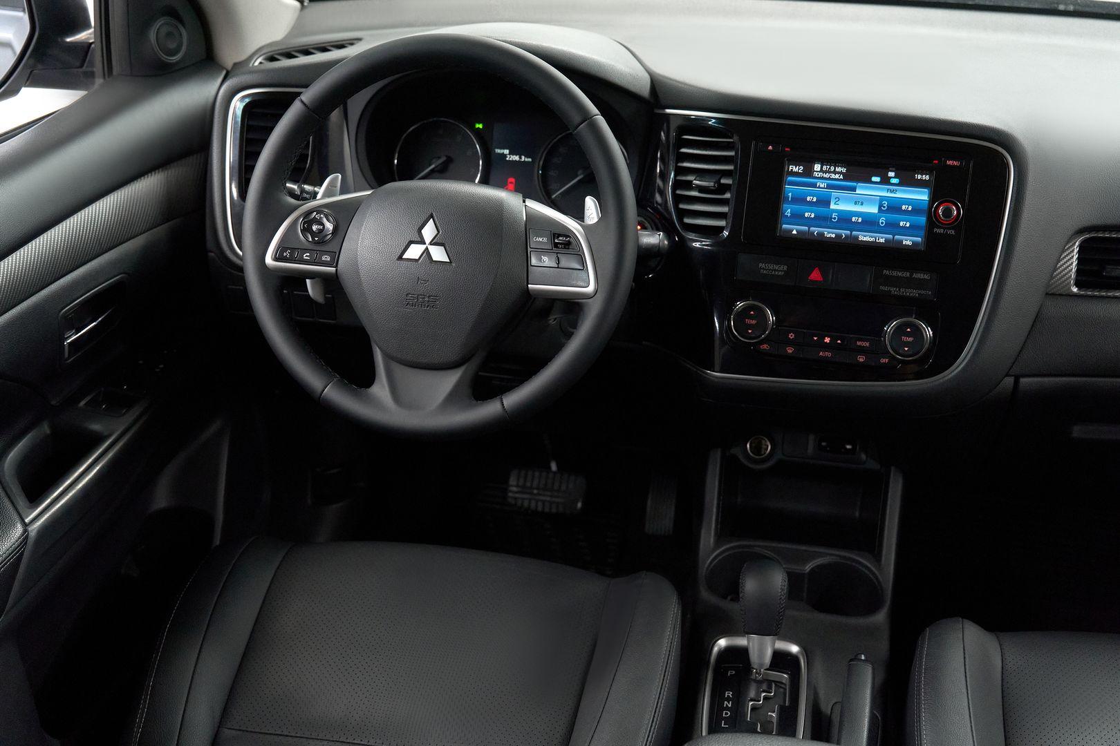 Mitsubishi Outlander 2012, серый