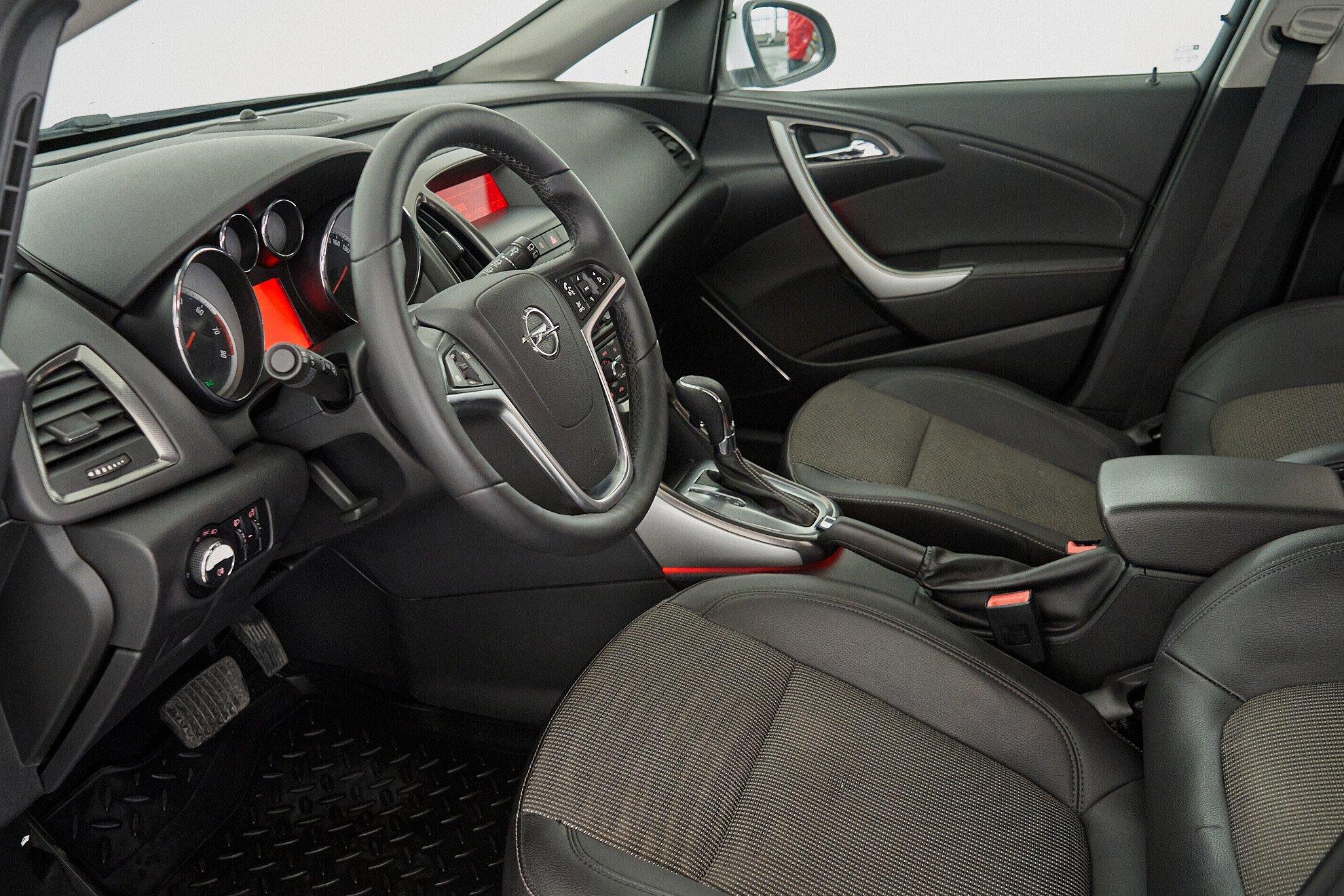 Opel Astra 2012, белый
