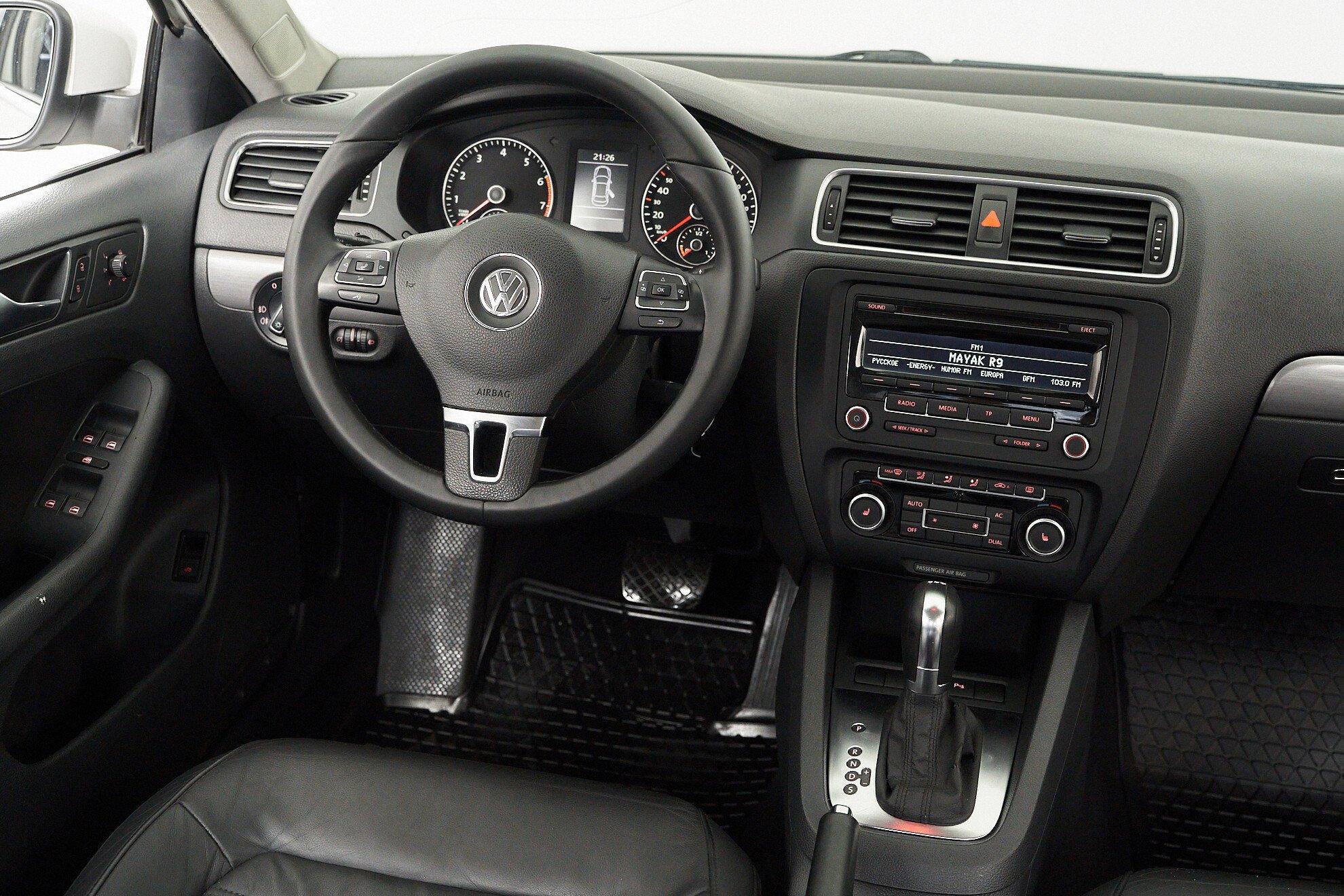 Volkswagen Jetta 2011, белый