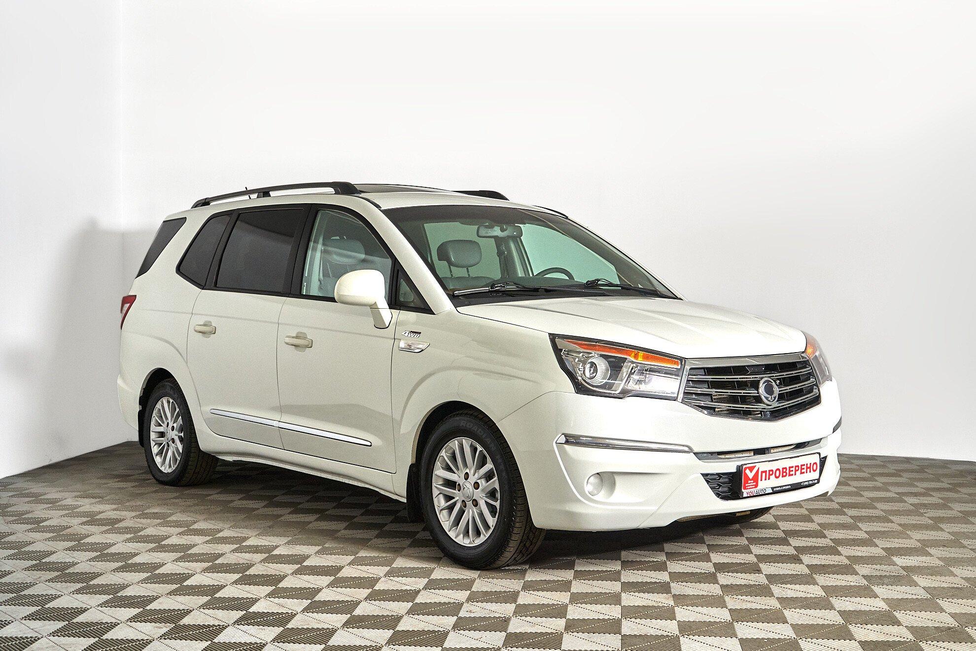 SsangYong Stavic 2013, белый