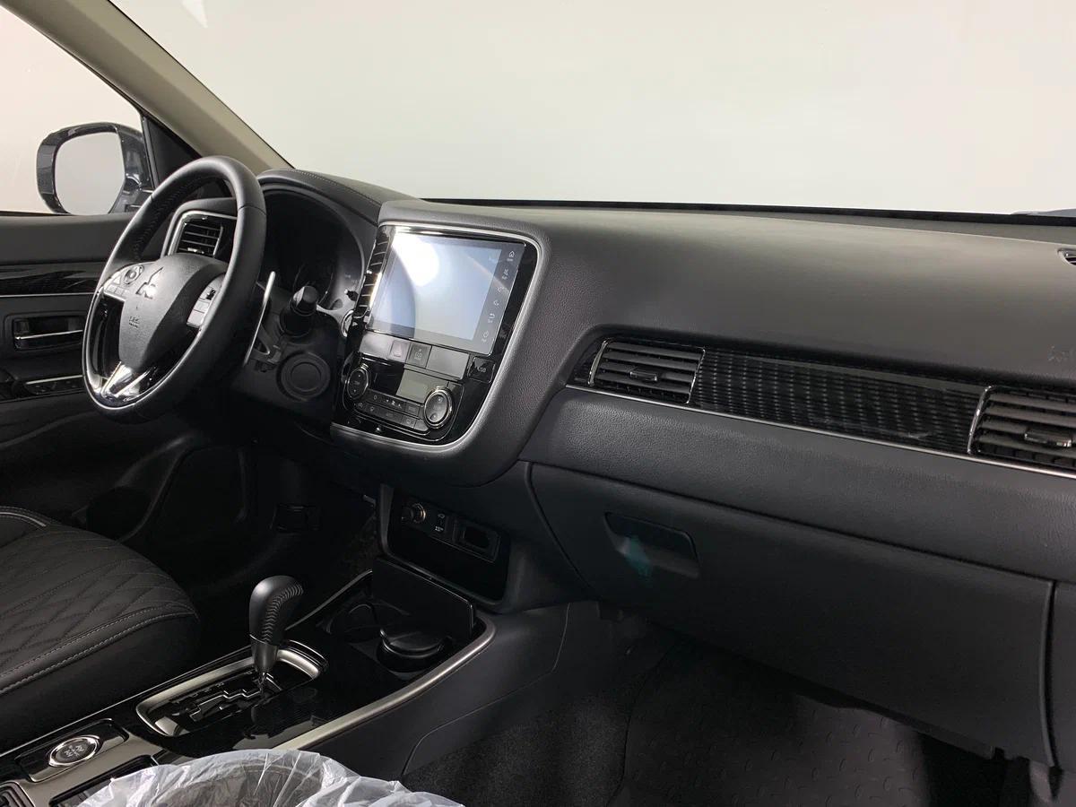 Mitsubishi Outlander 2022, белый