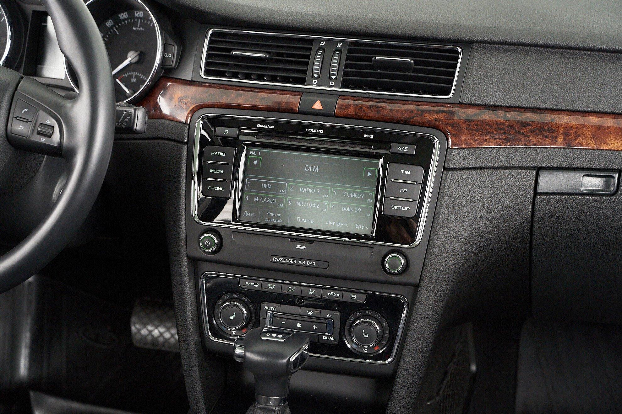 Skoda Superb 2011, черный