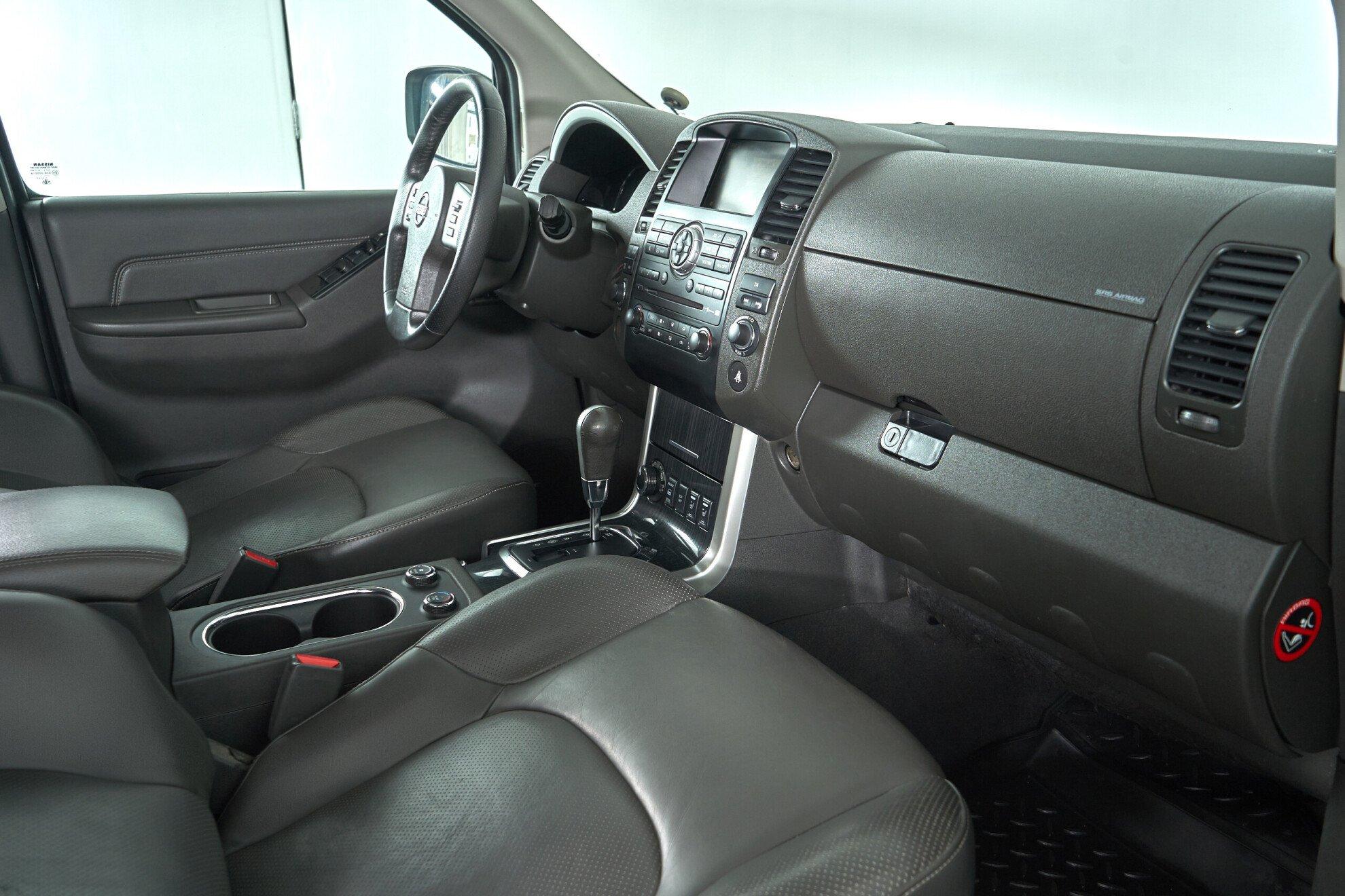 Nissan Pathfinder 2011, белый