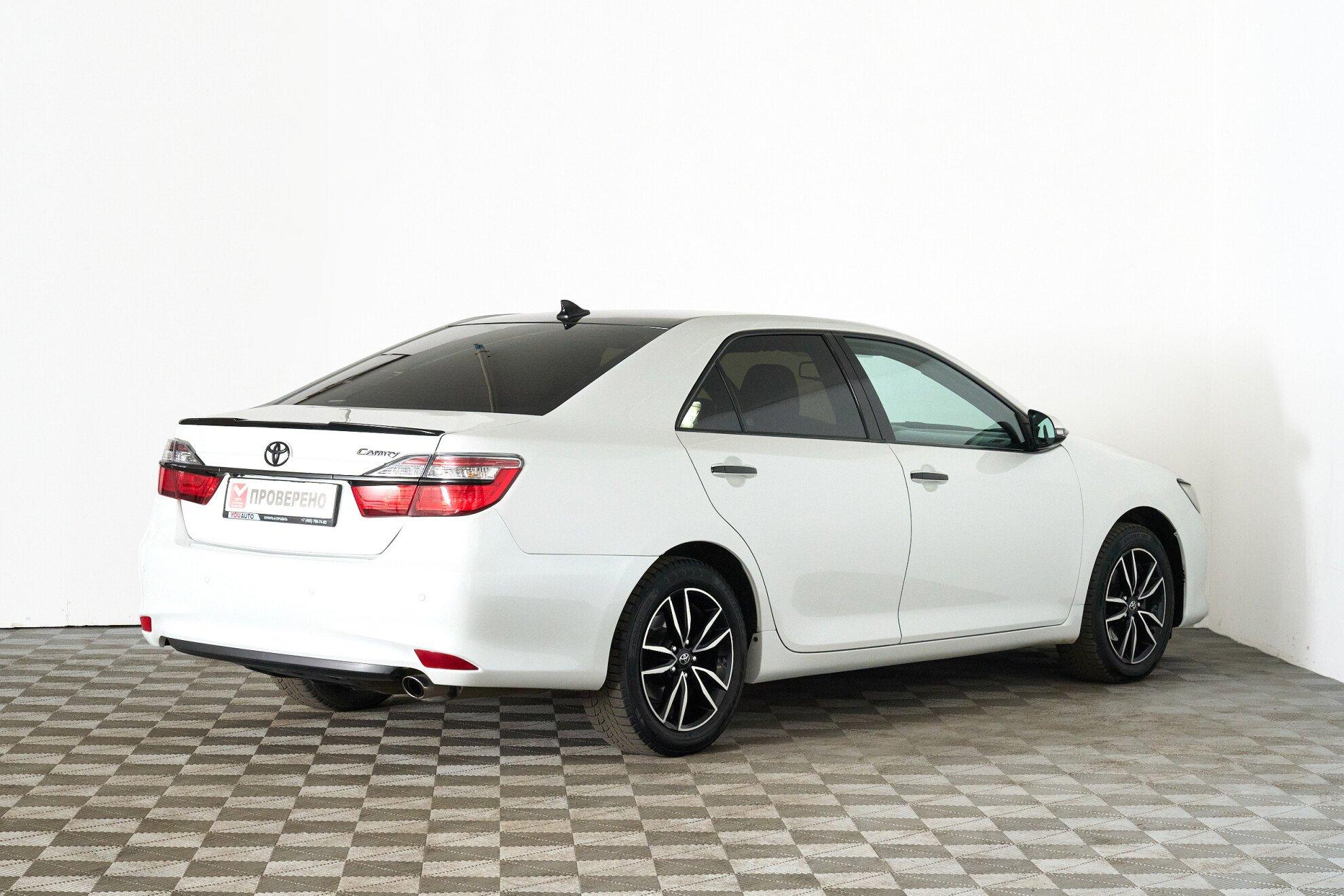 Toyota Camry 2017, белый