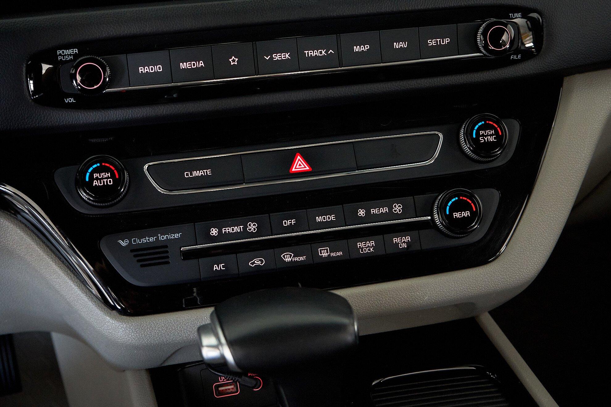 Kia Carnival 2017, белый