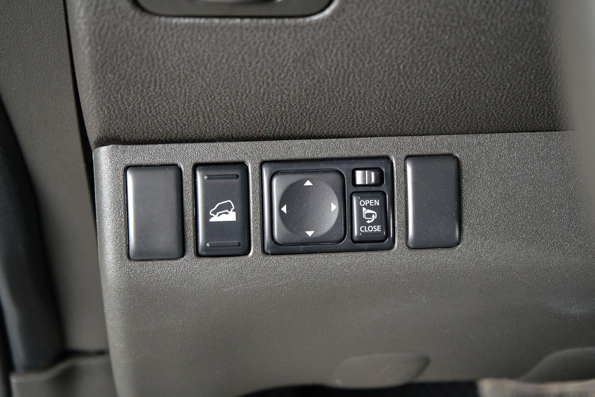 Nissan Pathfinder 2012, белый