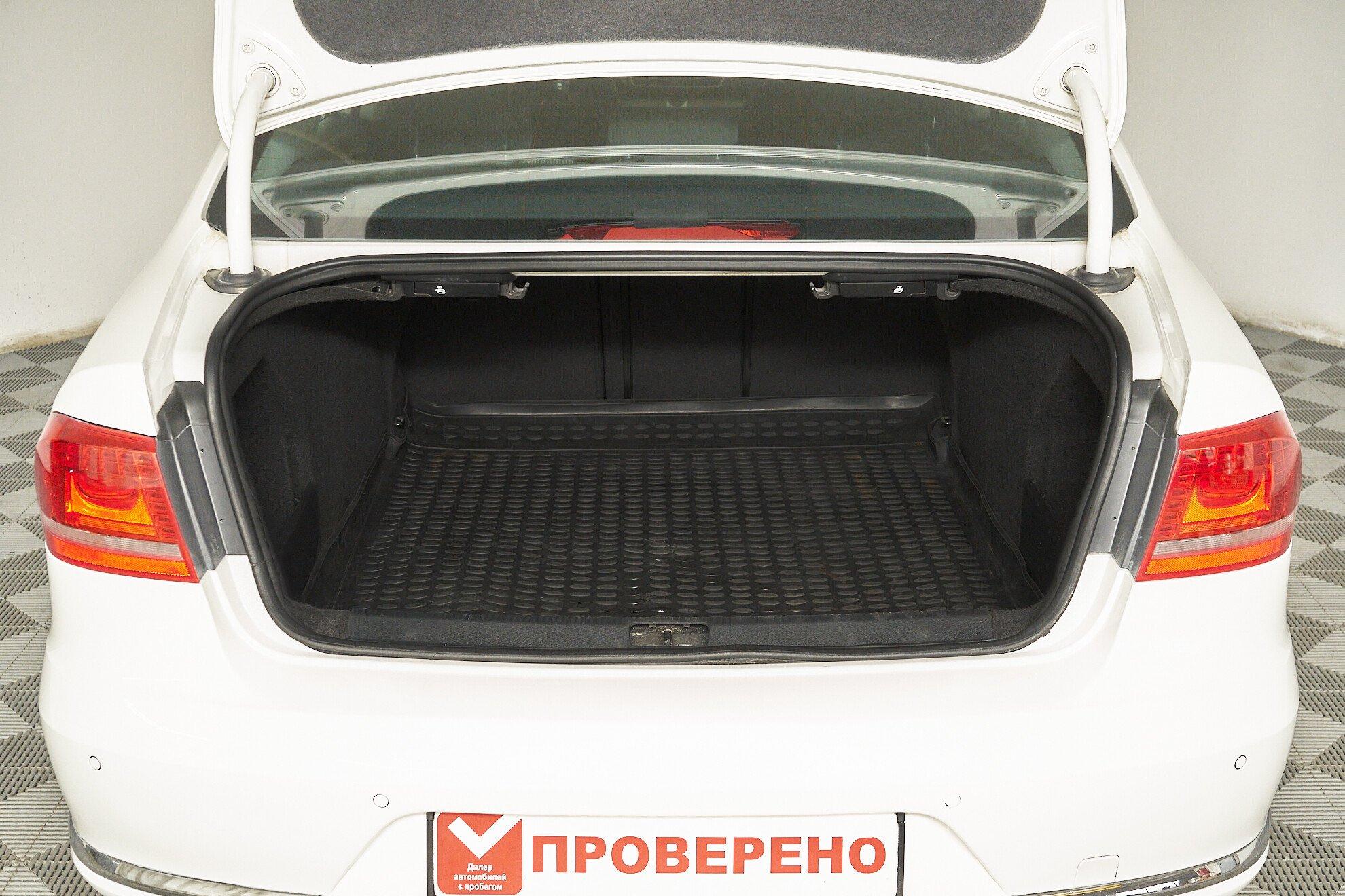 Volkswagen Passat 2011, белый