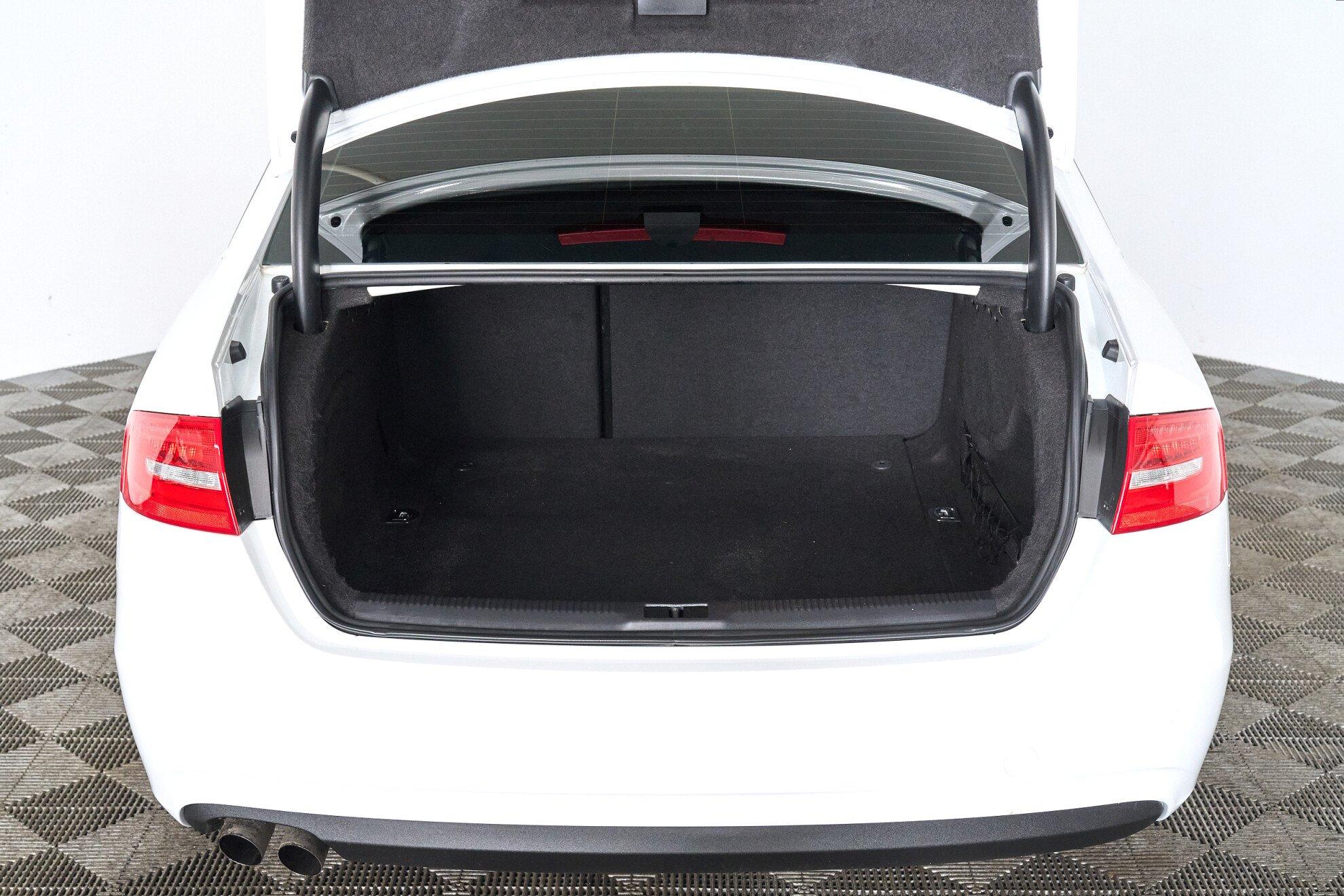 Audi A4 2012, белый