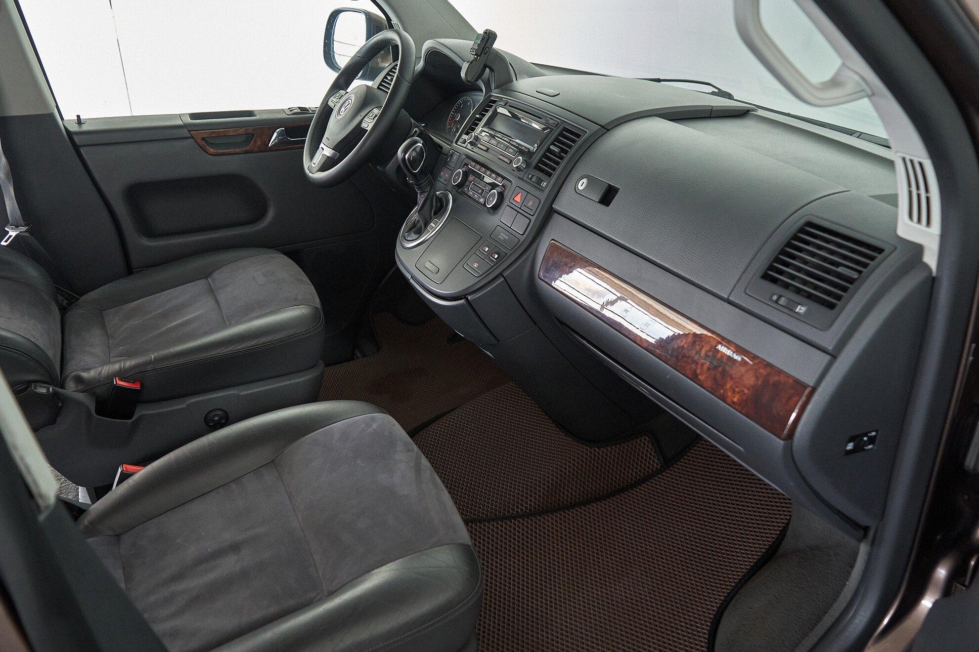 Volkswagen Multivan 2010, коричневый