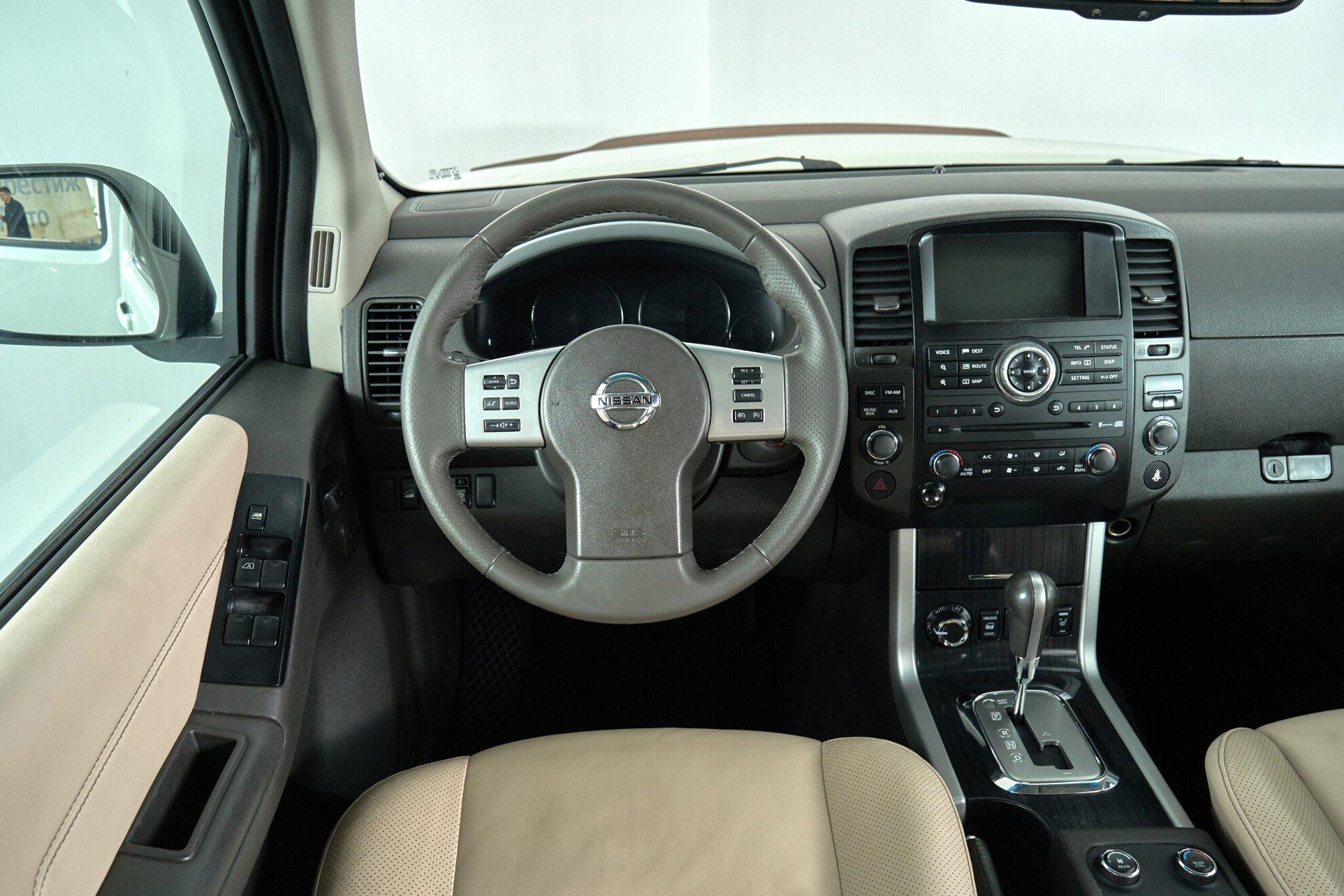 Nissan Pathfinder 2012, белый