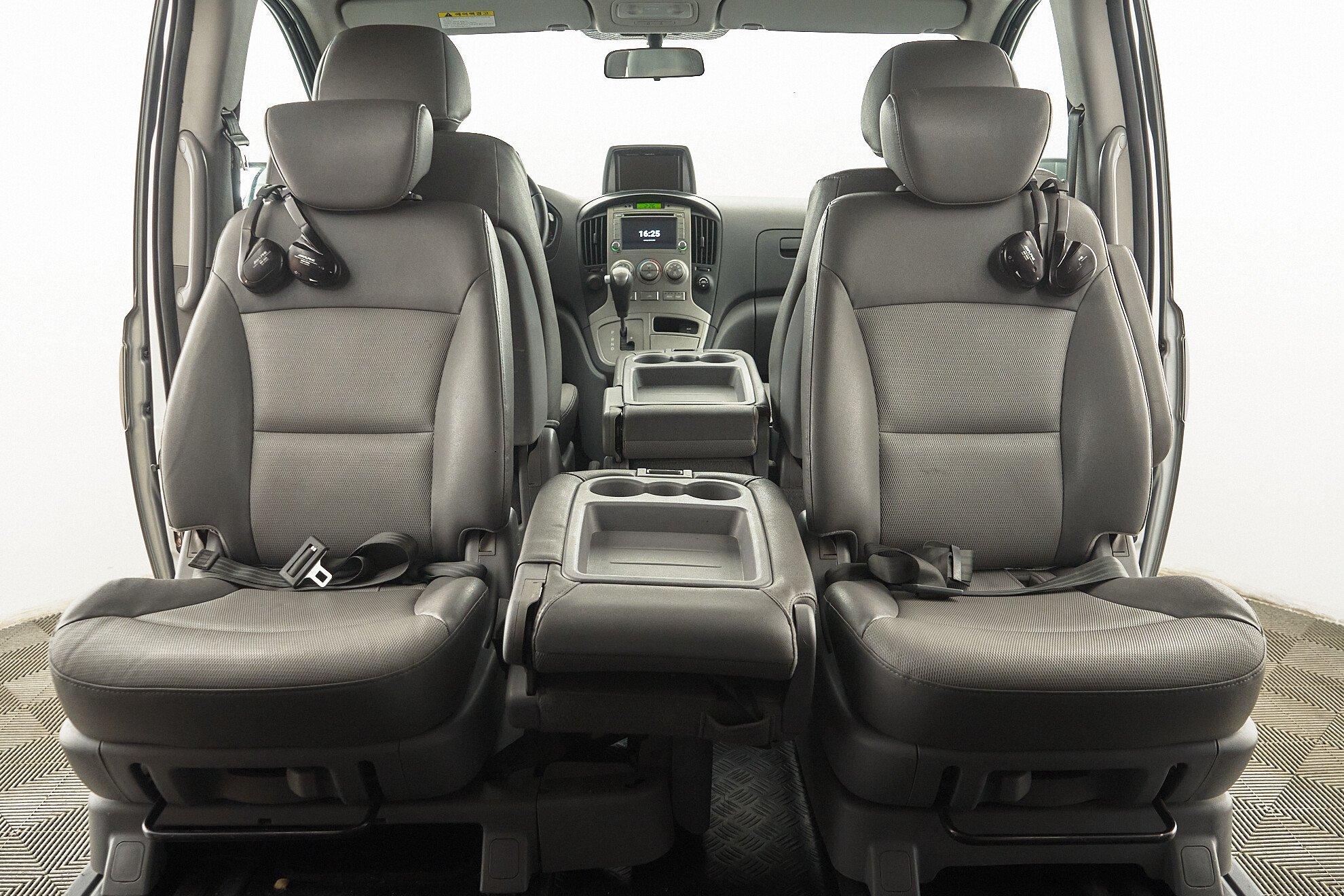 Hyundai Grand Starex 2012, серебряный