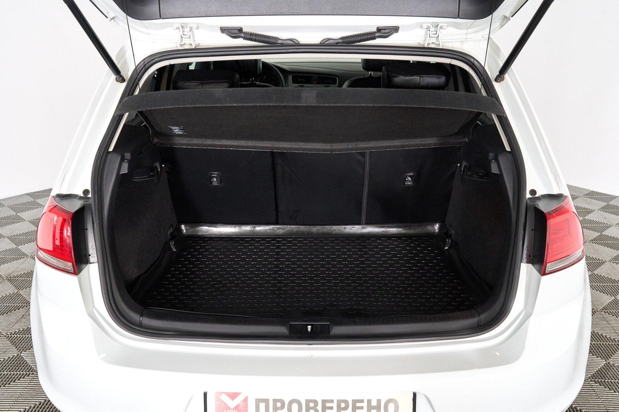 Volkswagen Golf 2013, белый