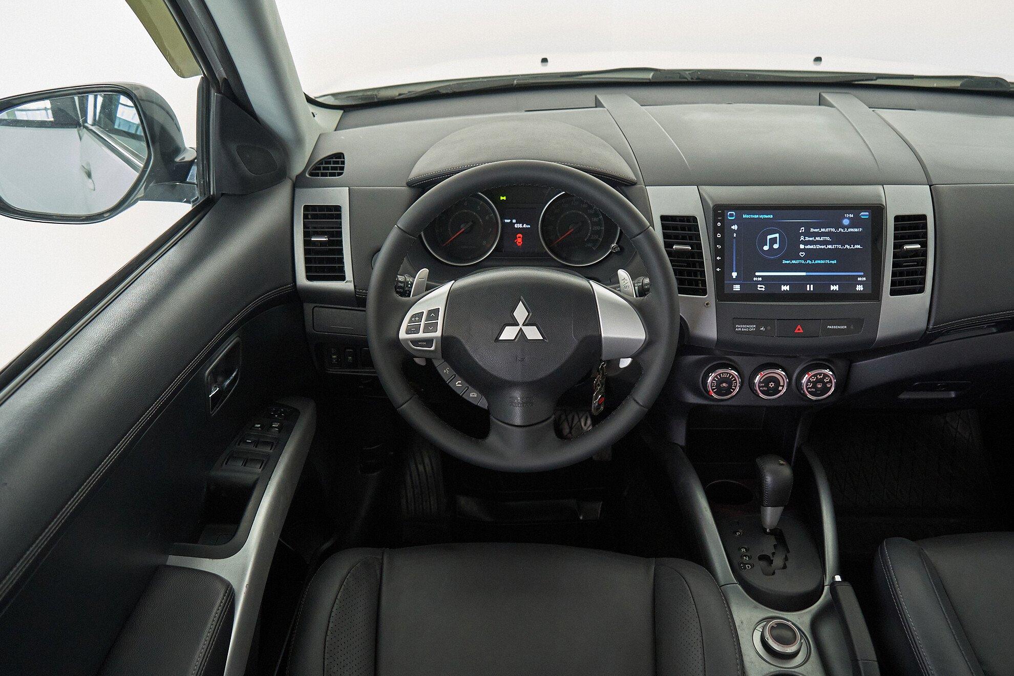 Mitsubishi Outlander 2010, белый