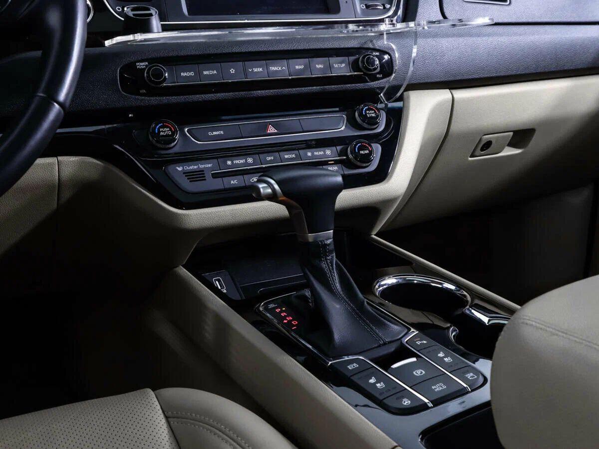 Kia Carnival 2017, белый